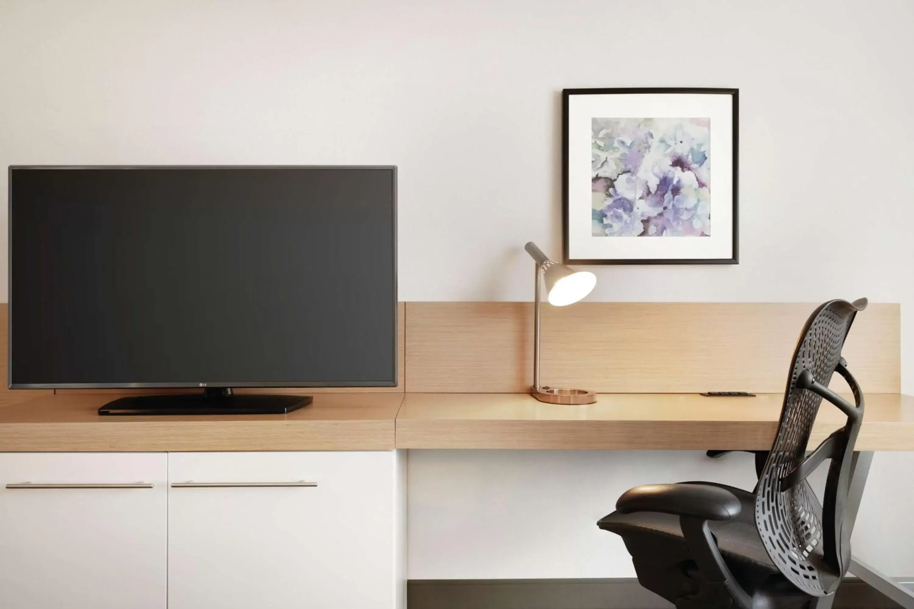 Bedroom, TV/Entertainment Center in Hilton Garden Inn Bridgewater