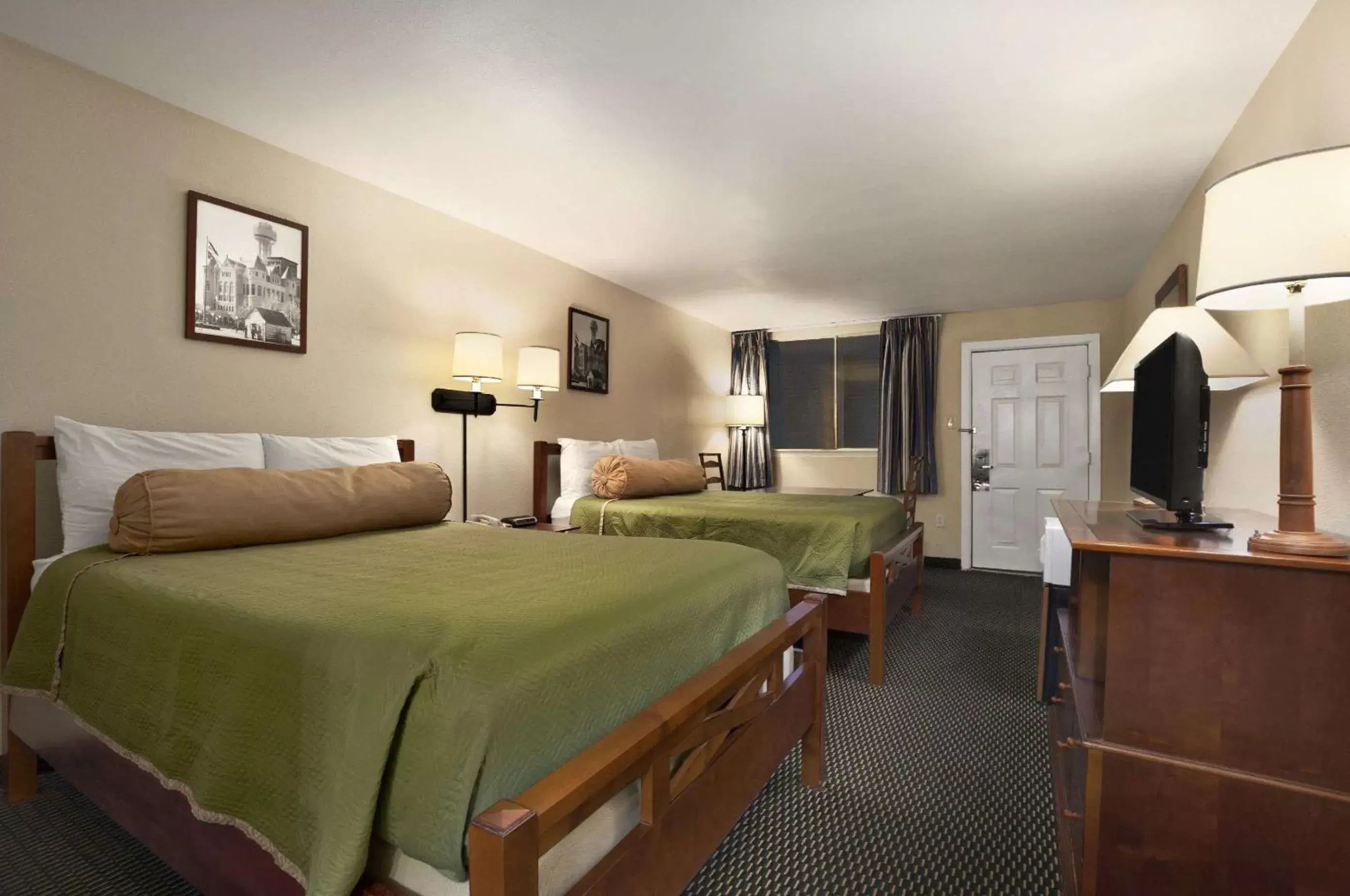 Photo of the whole room, Bed in Travelodge by Wyndham New Orleans Harvey Hotel