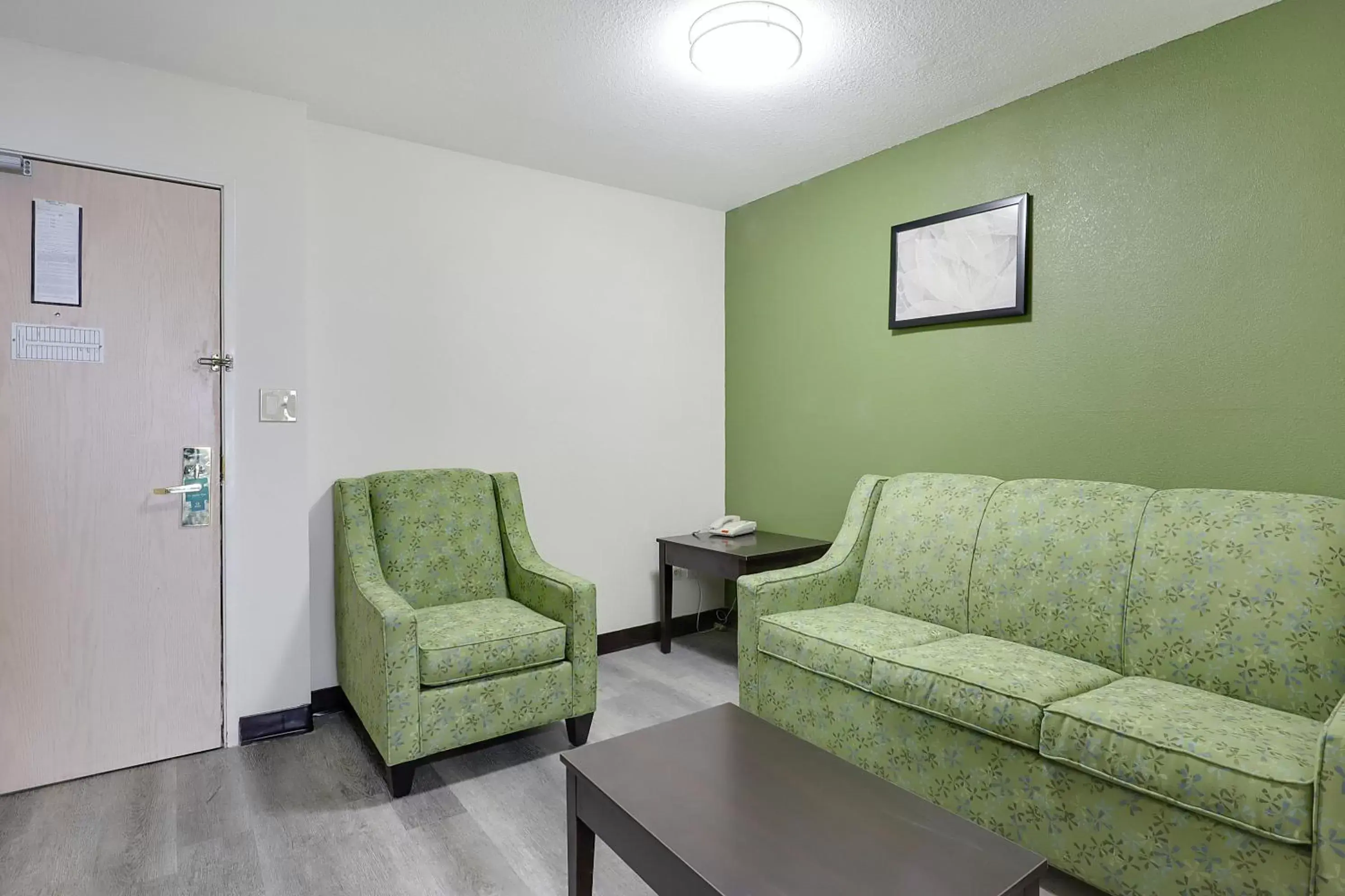 Living room, Seating Area in Quality Suites Albuquerque Airport