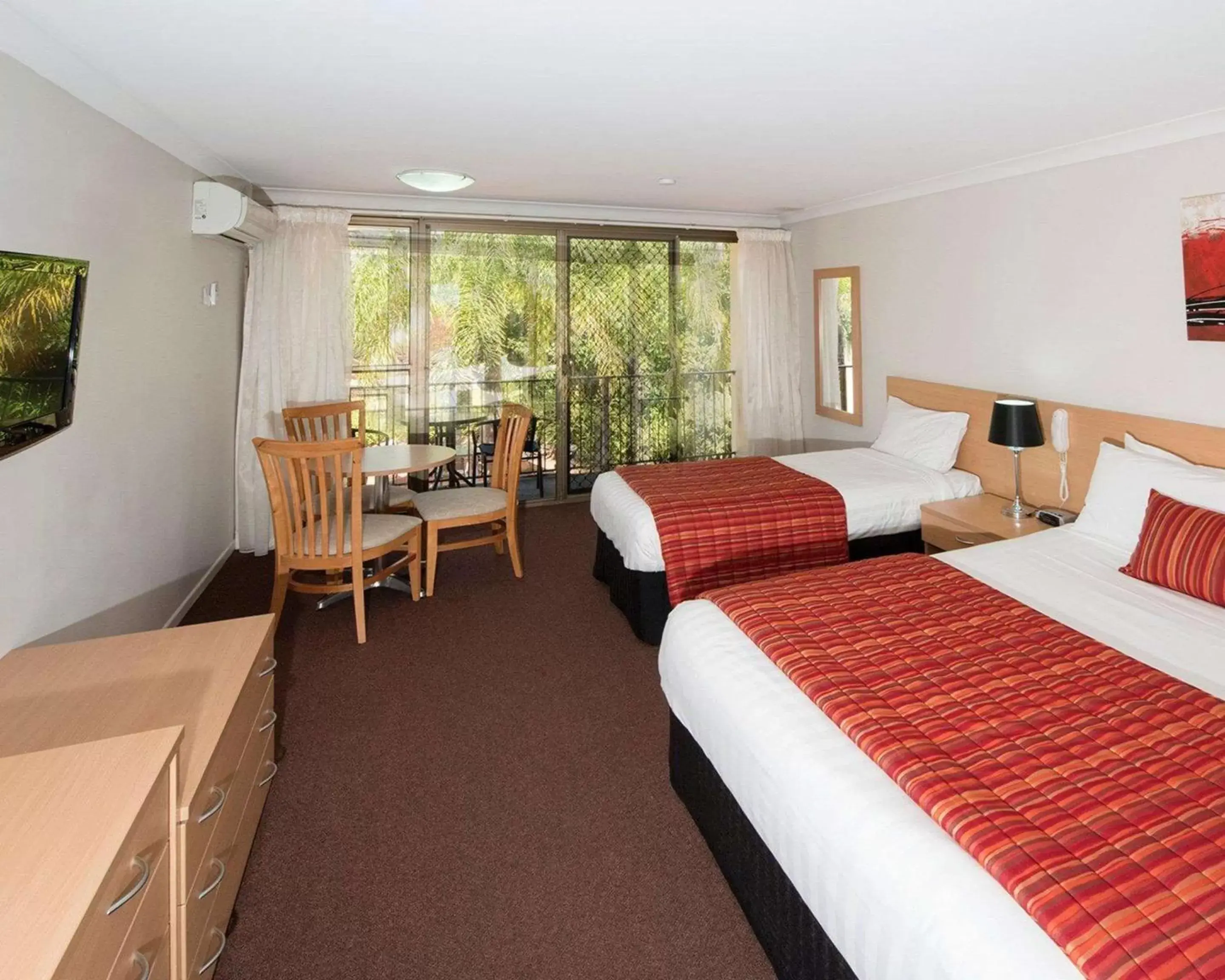 Photo of the whole room in Comfort Inn Grammar View