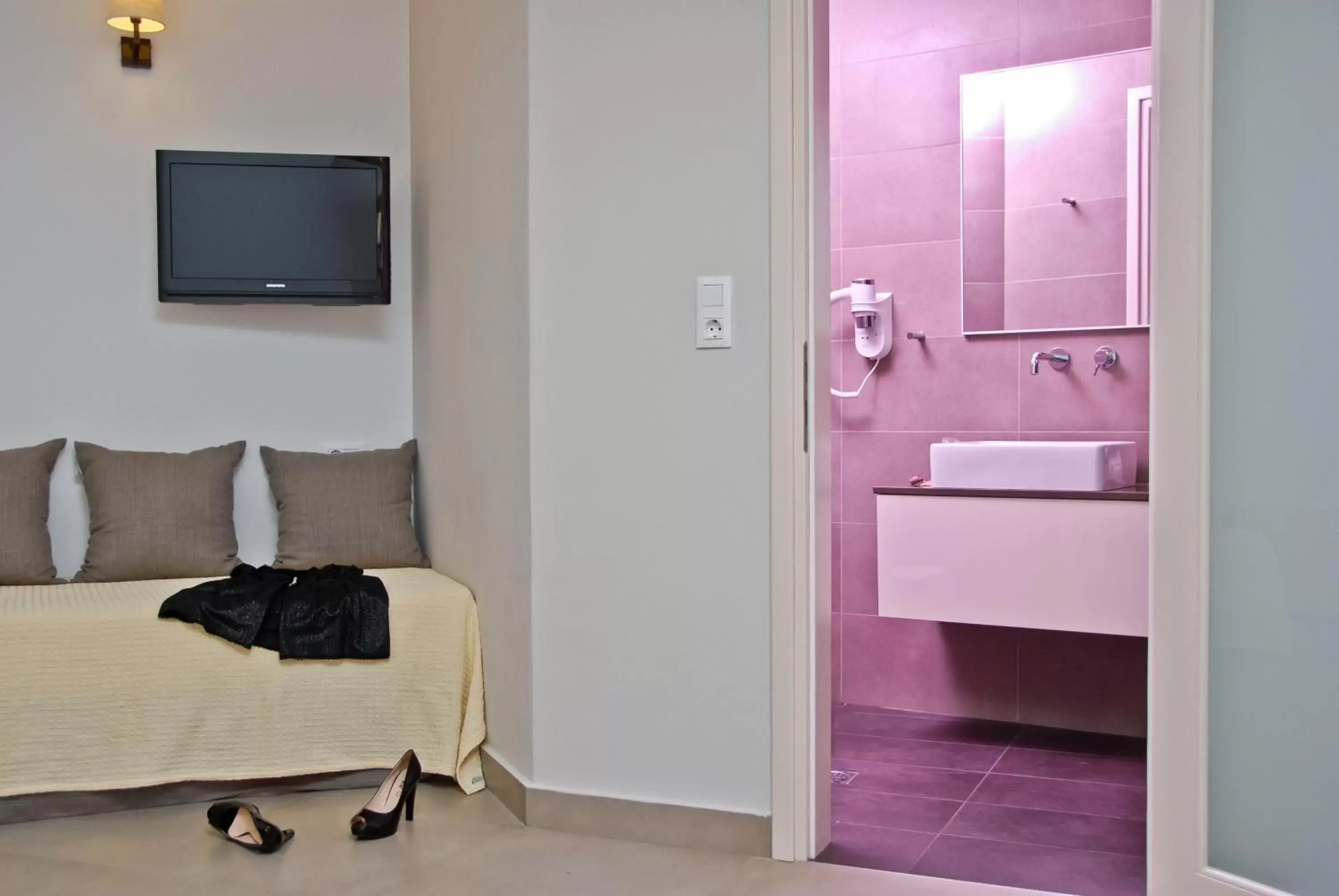 Bathroom, Bed in Xenia Hotel