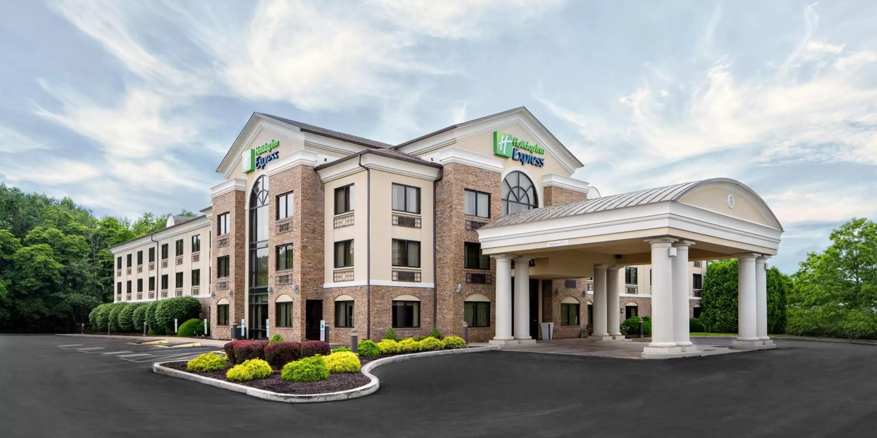 Property building in Holiday Inn Express Grove City - Premium Outlet Mall, an IHG Hotel