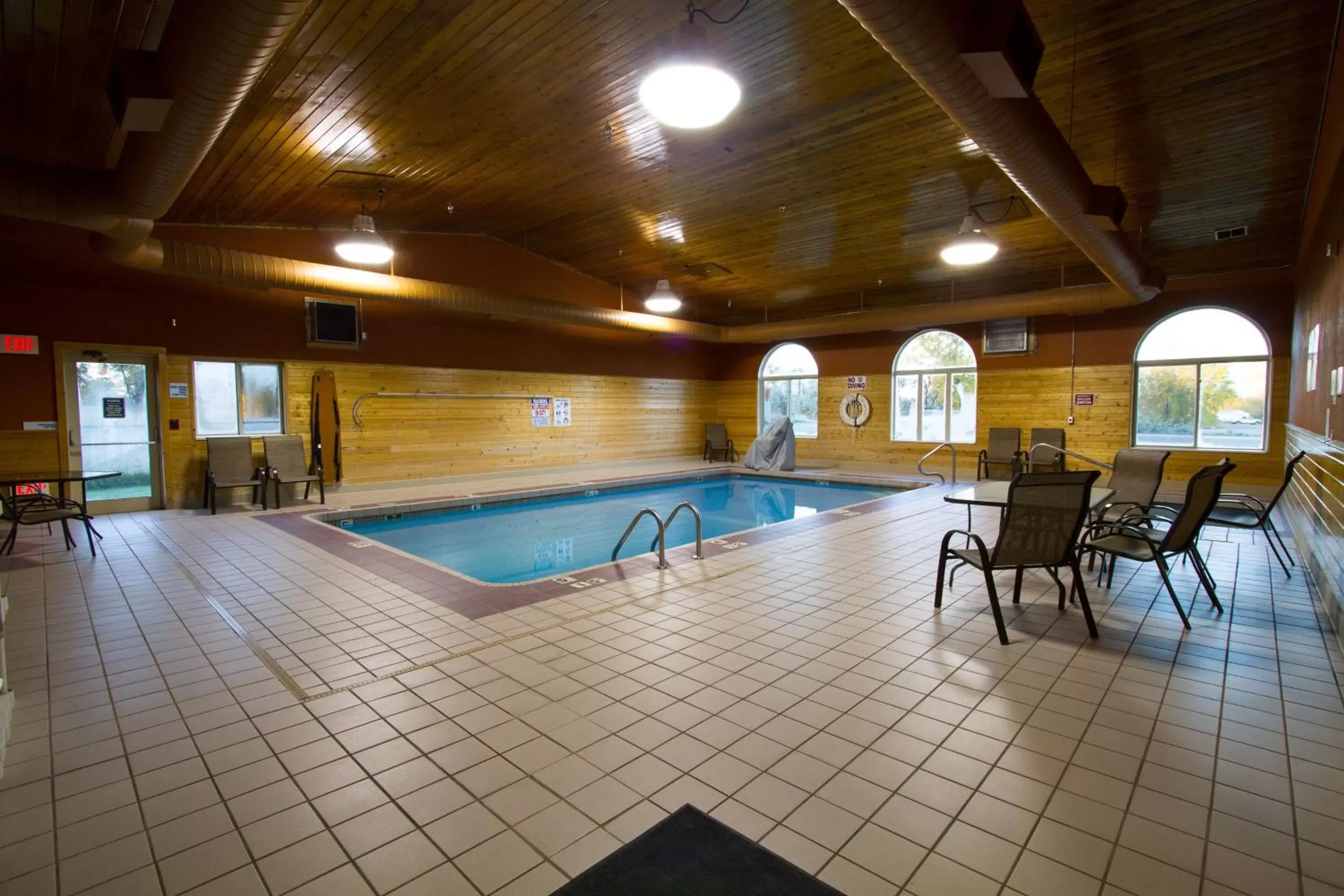 Hot Tub, Swimming Pool in Miles City Hotel & Suites