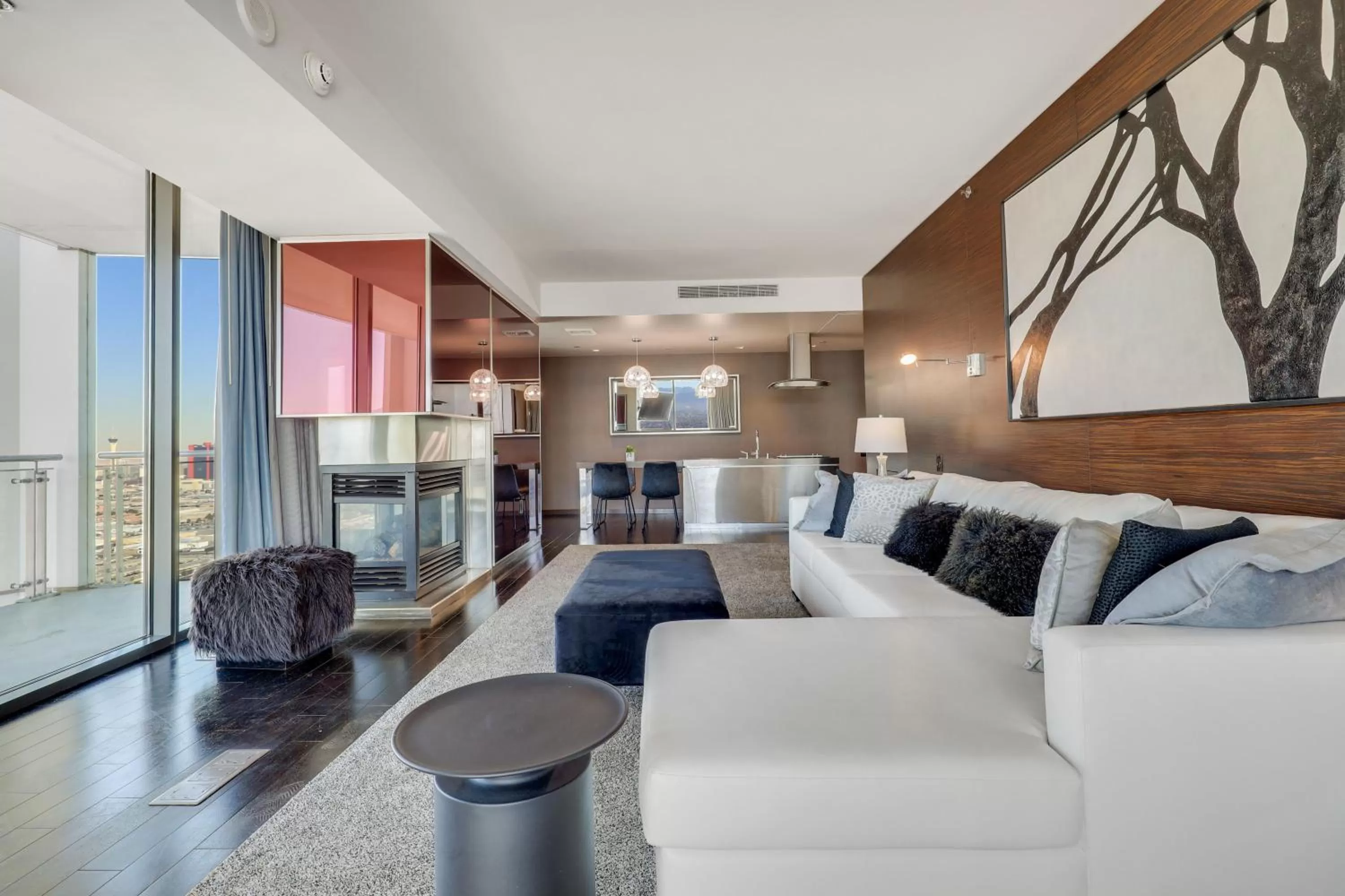 TV and multimedia in Vegas Palms HIGH 52nd fl. 1BDR corner penthouse 1220sqft