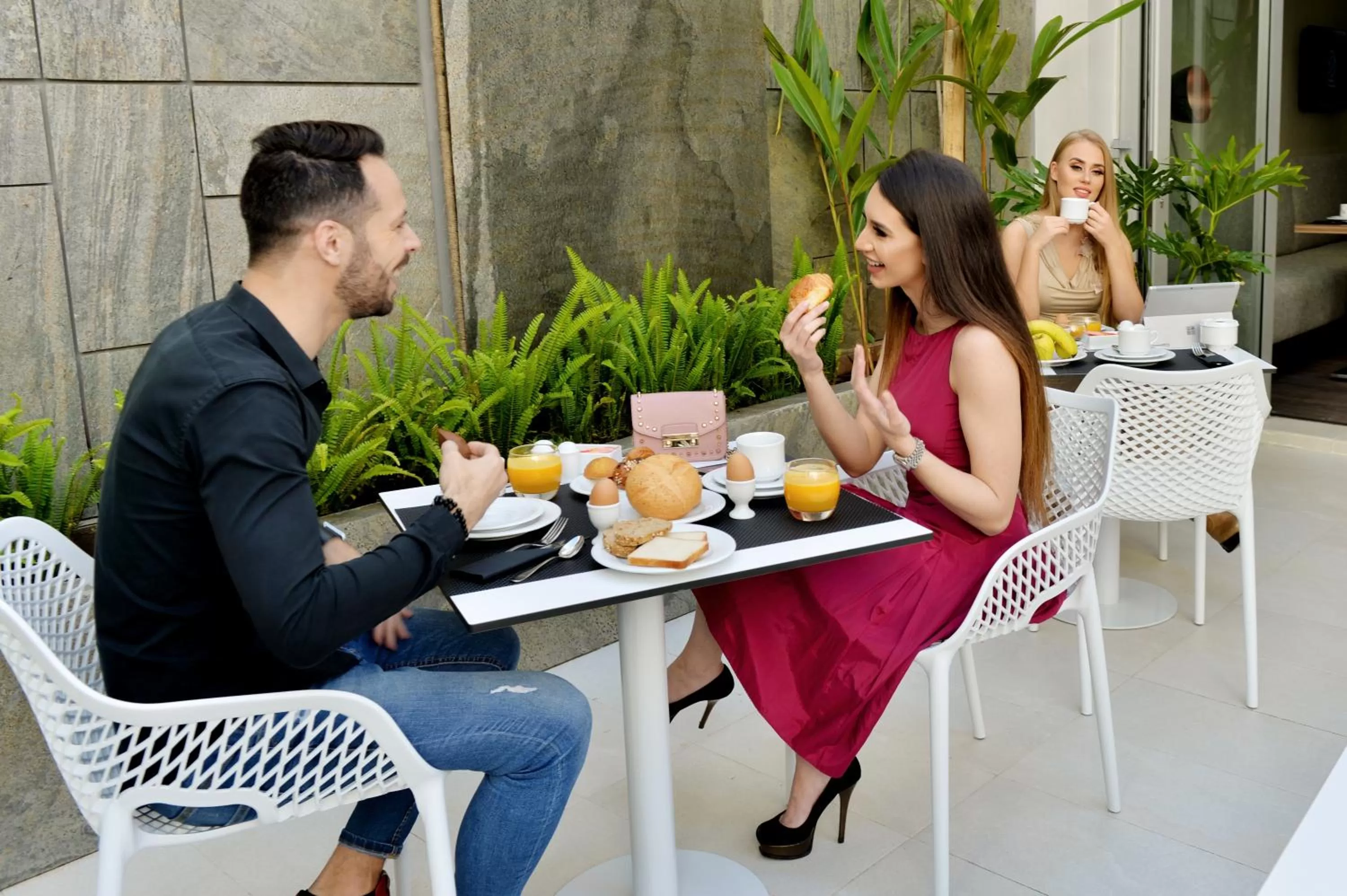 Restaurant/places to eat in Le 22 Appart'Hotel