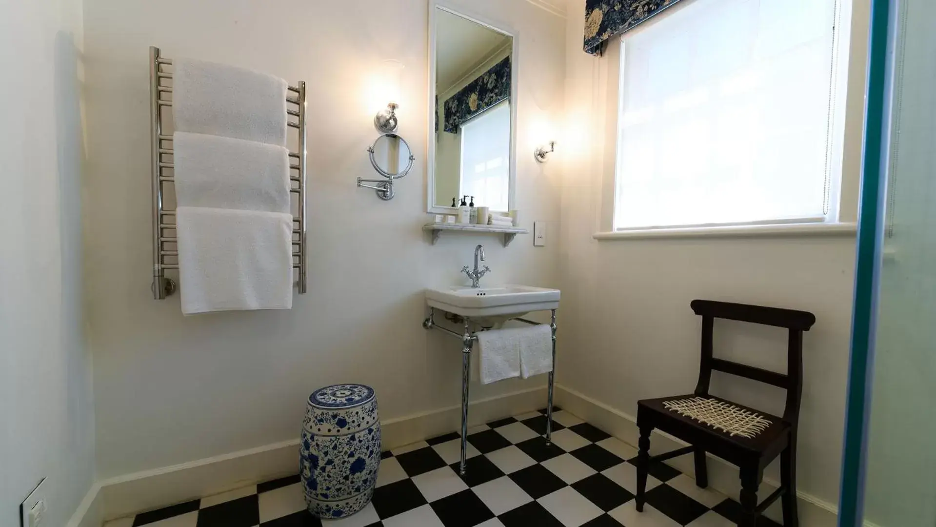 Bathroom in Drostdy Hotel