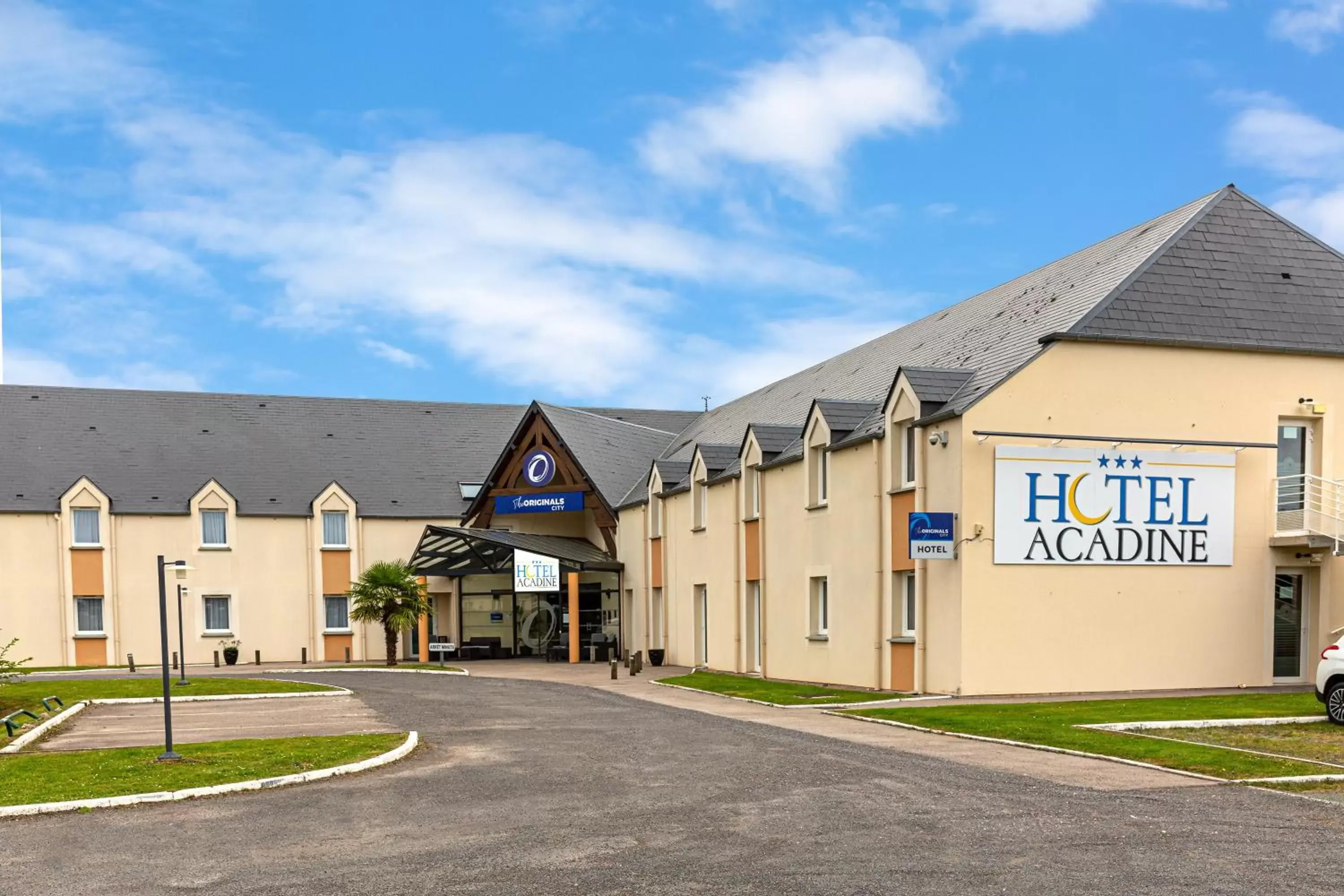 Facade/entrance, Property Building in The Originals City, Hôtel Acadine, Le Neubourg (Inter-Hotel)