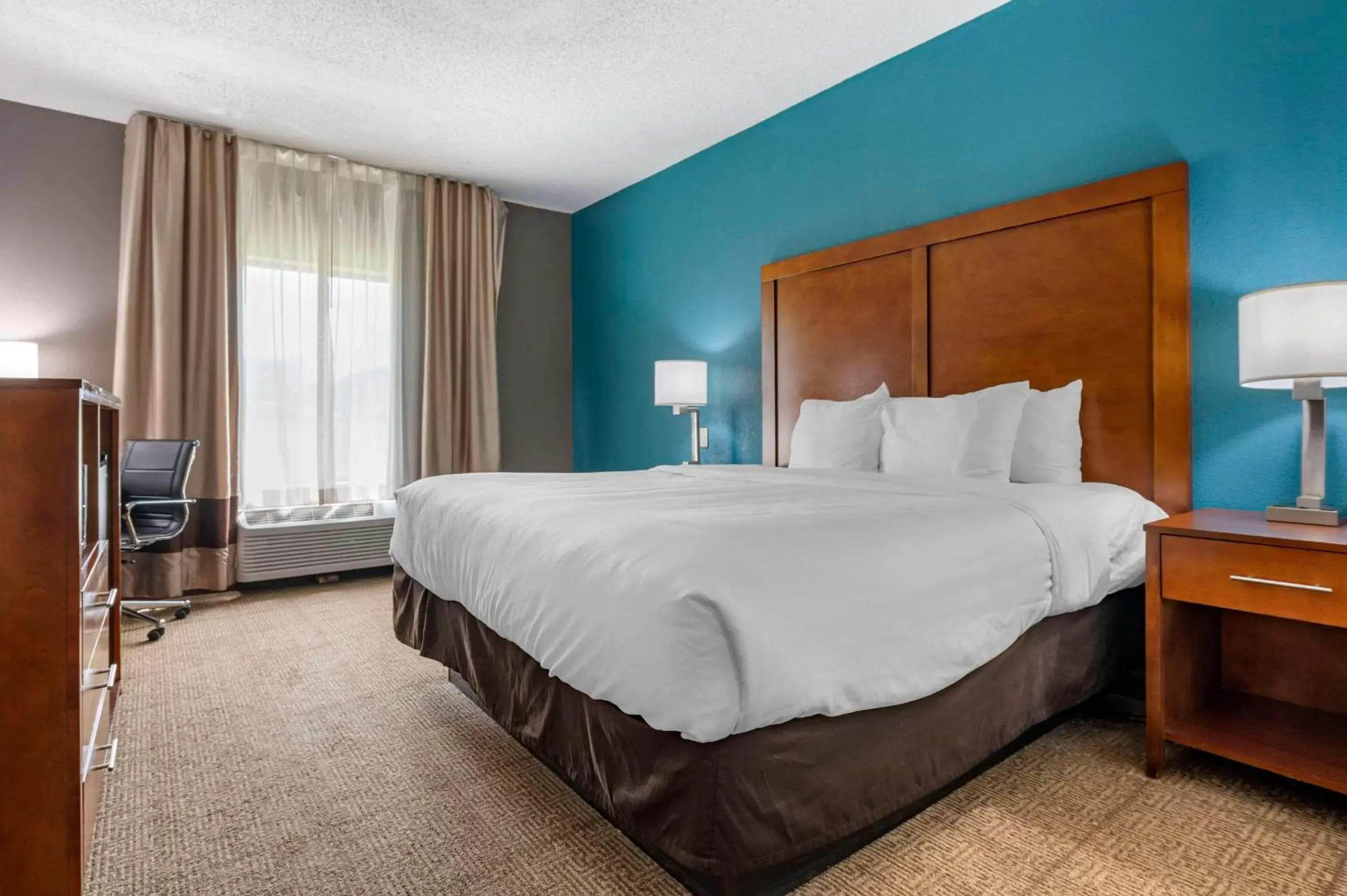 Bedroom, Bed in Comfort Inn Plainfield - Indianapolis Airport Bedroom, Bed in Comfort Inn Plainfield - Indianapolis Airport
