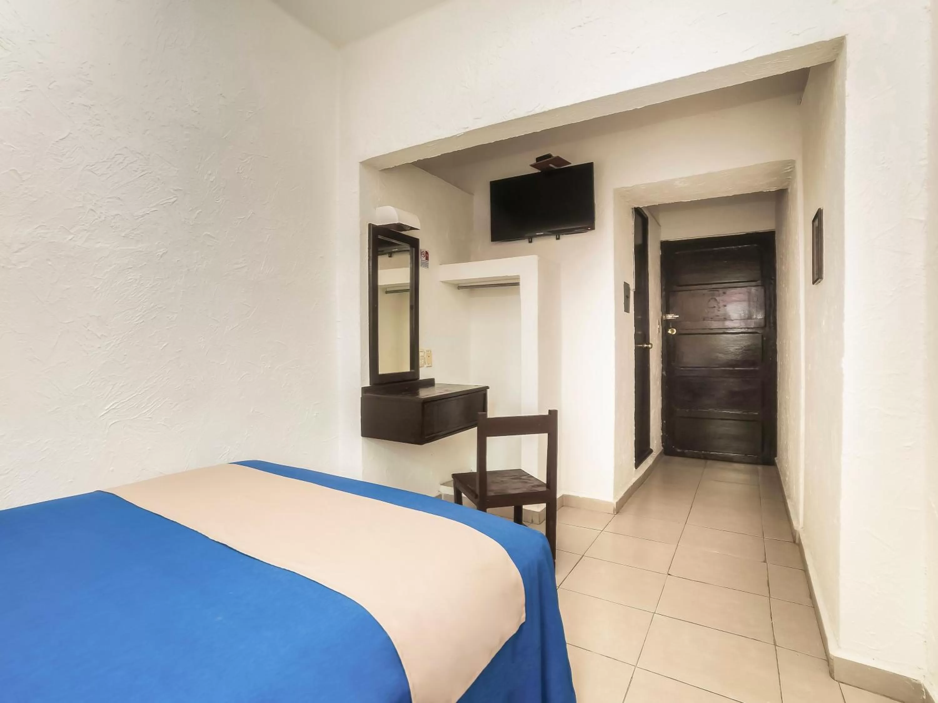 Communal lounge/ TV room, Bed in Hotel Trianon