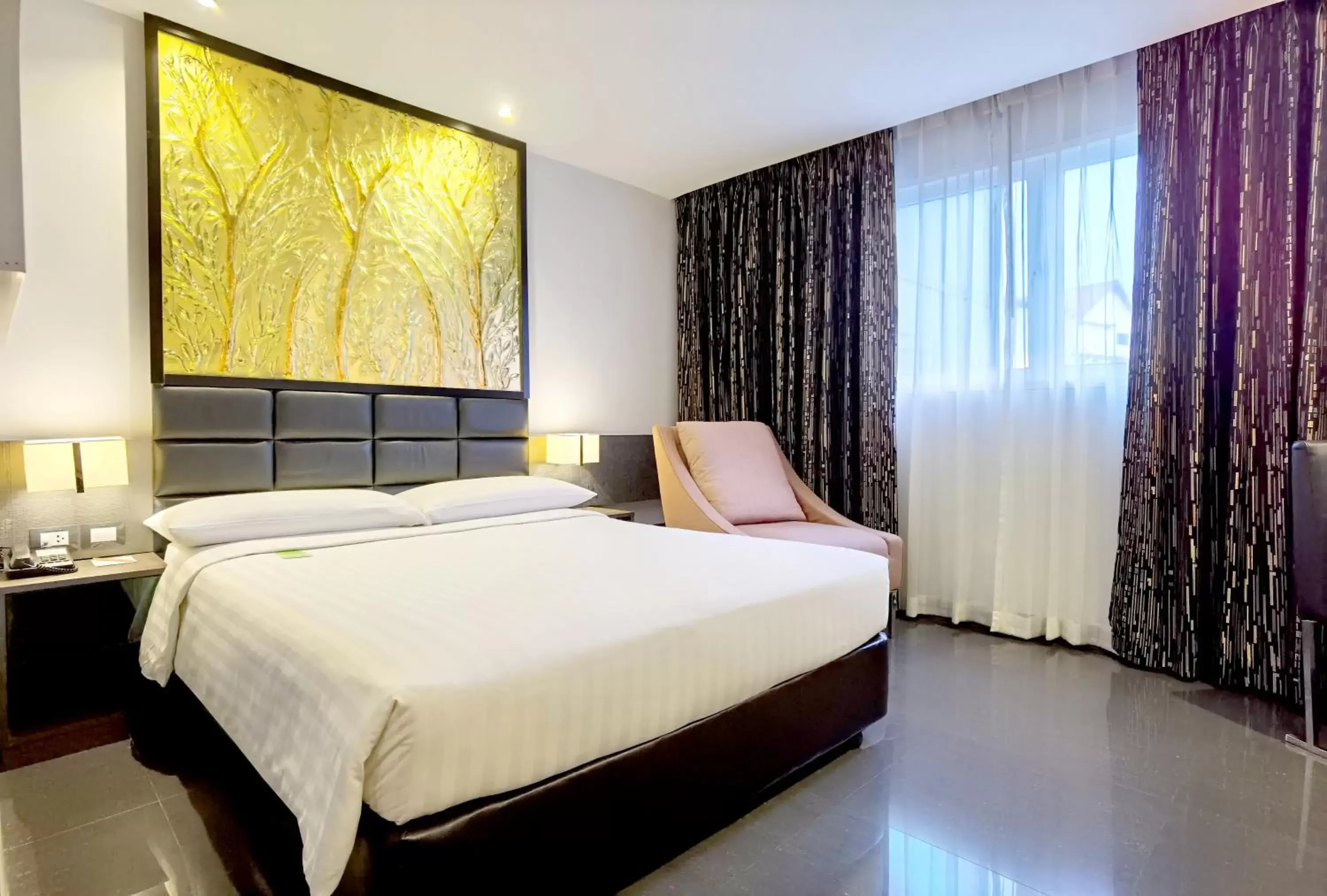 Bed in De Mandarin Nova Express Hotel
