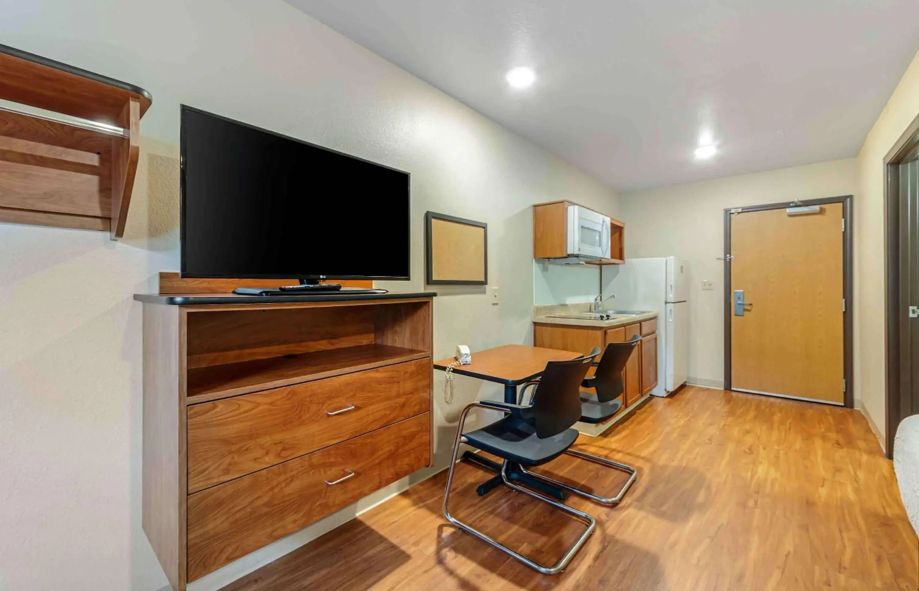 Bedroom, TV/Entertainment Center in Extended Stay America Select Suites - Fort Lauderdale - Airport - West