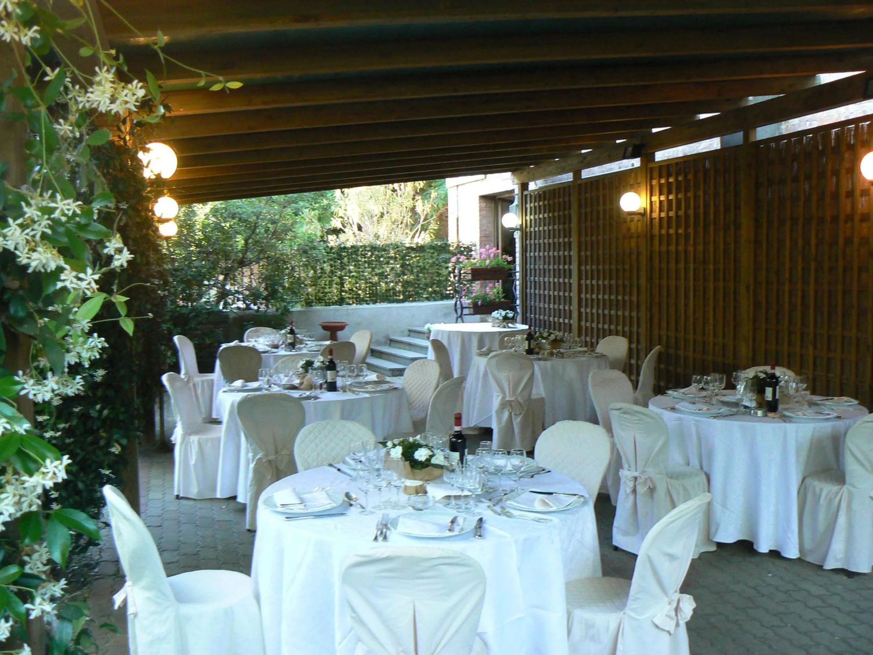 Restaurant/places to eat in Hotel Moderno