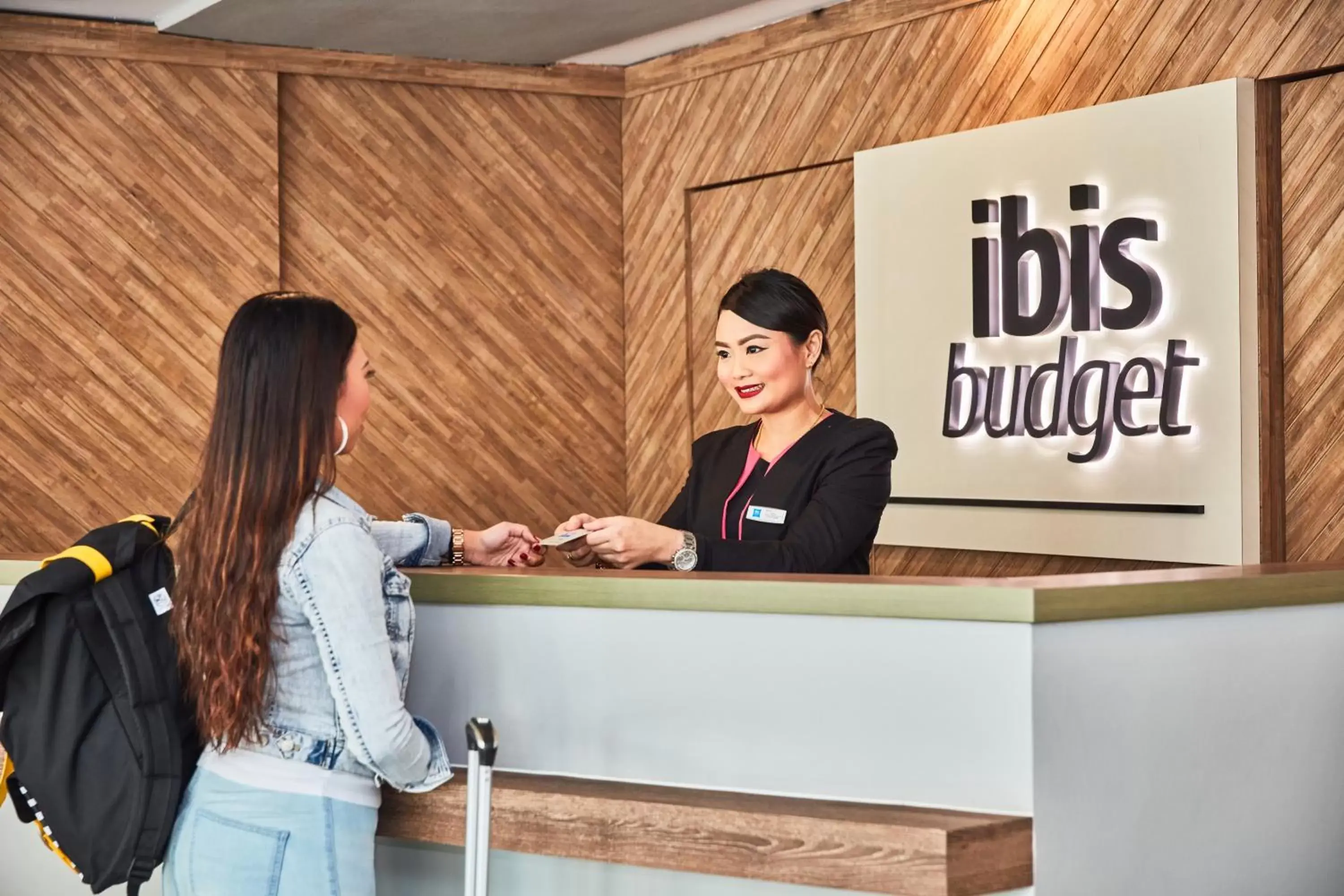 Staff in ibis budget Singapore Pearl Staff in ibis budget Singapore Pearl