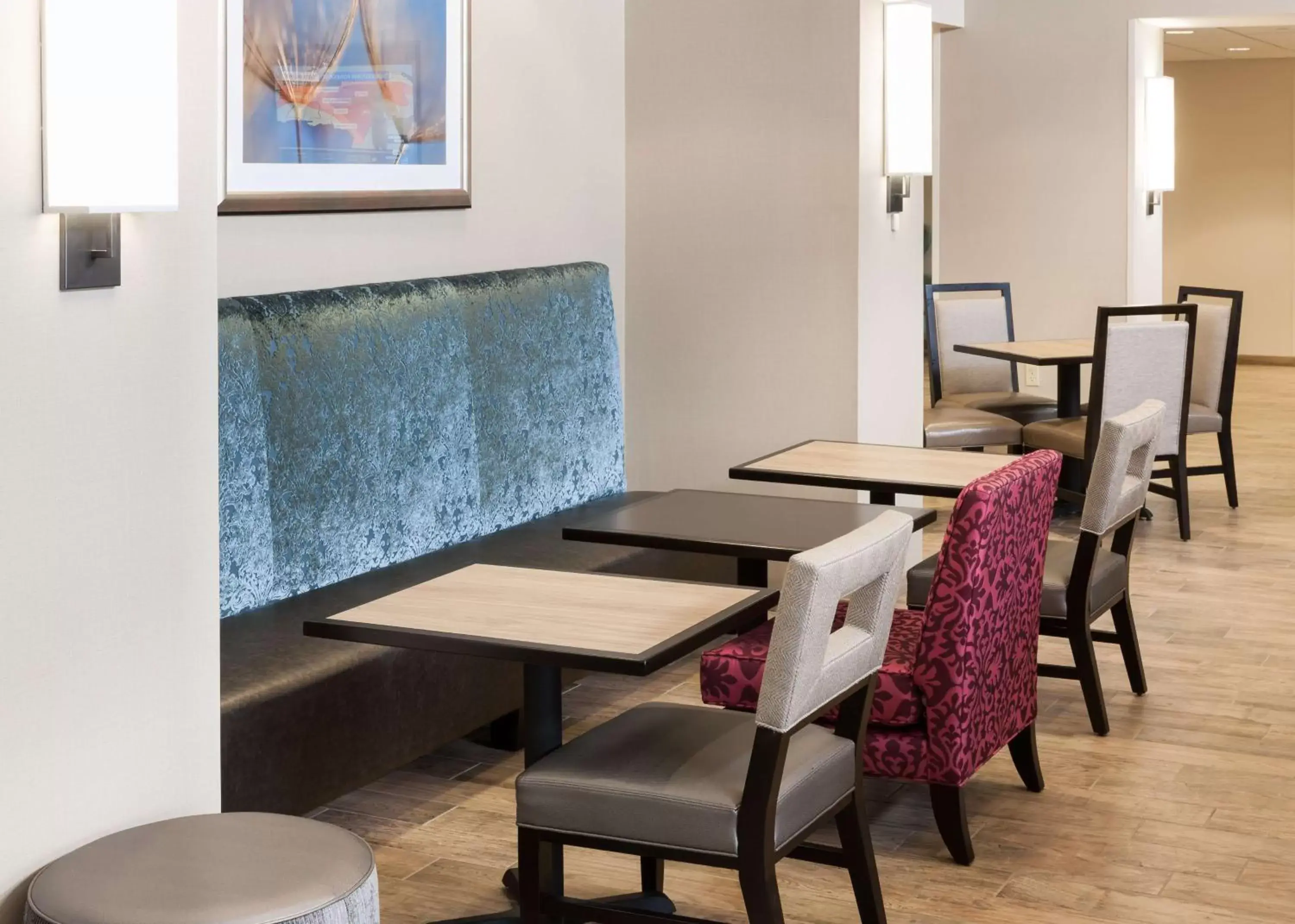 Dining area in Hampton Inn & Suites Davenport