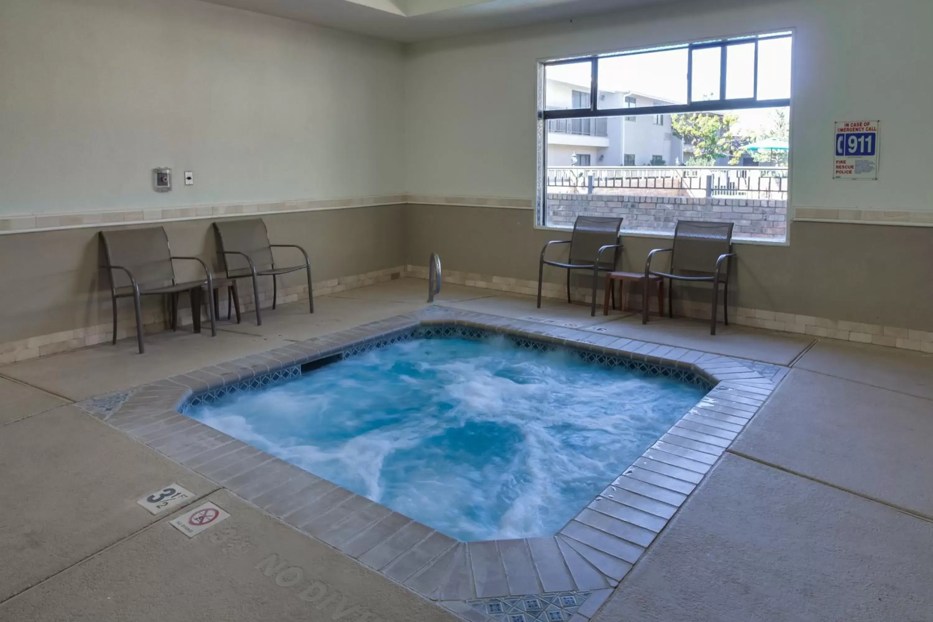 Hot Tub, Swimming Pool in Ashmore Inn and Suites Lubbock