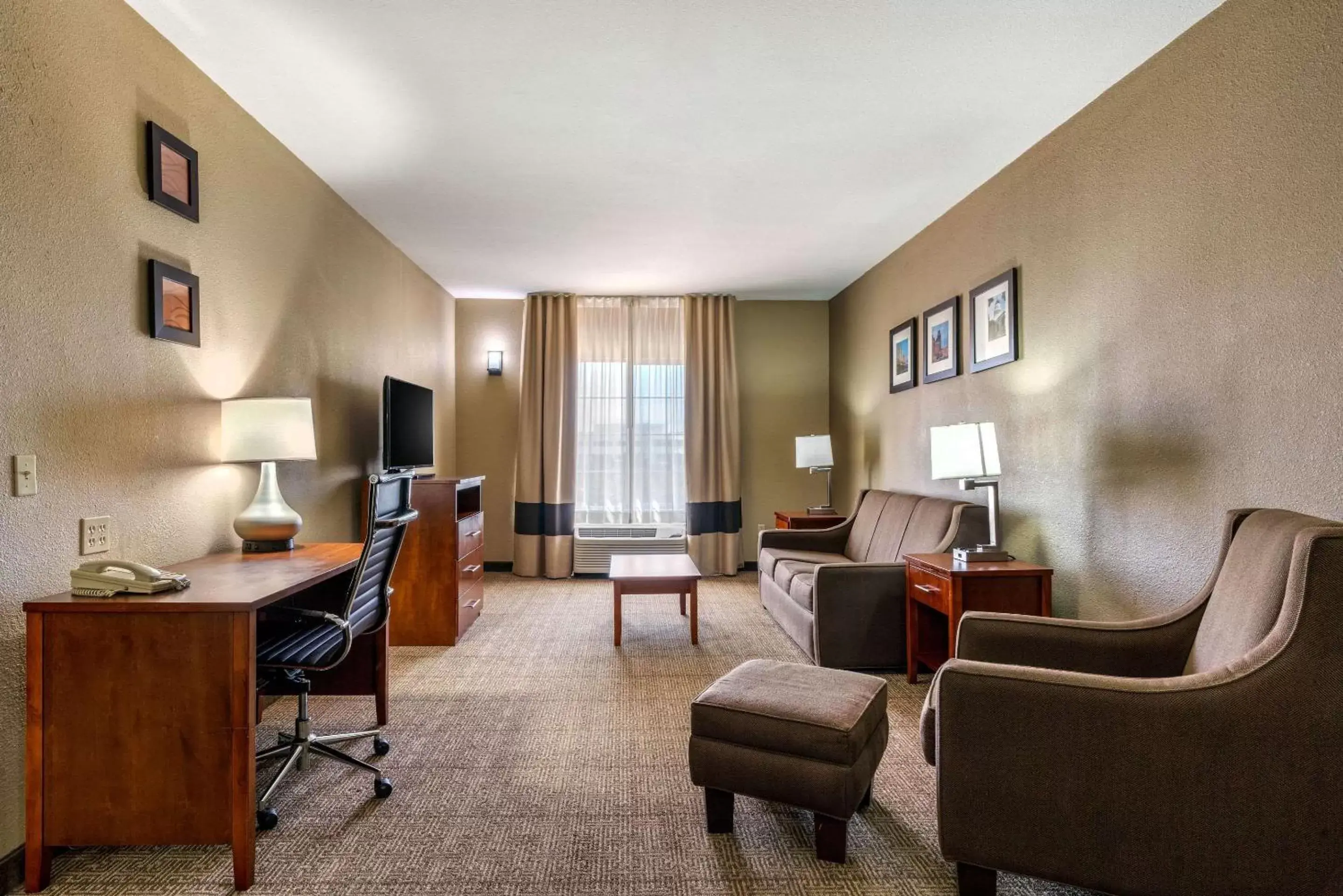 Photo of the whole room, Seating Area in Comfort Inn & Suites Sacramento – University Area