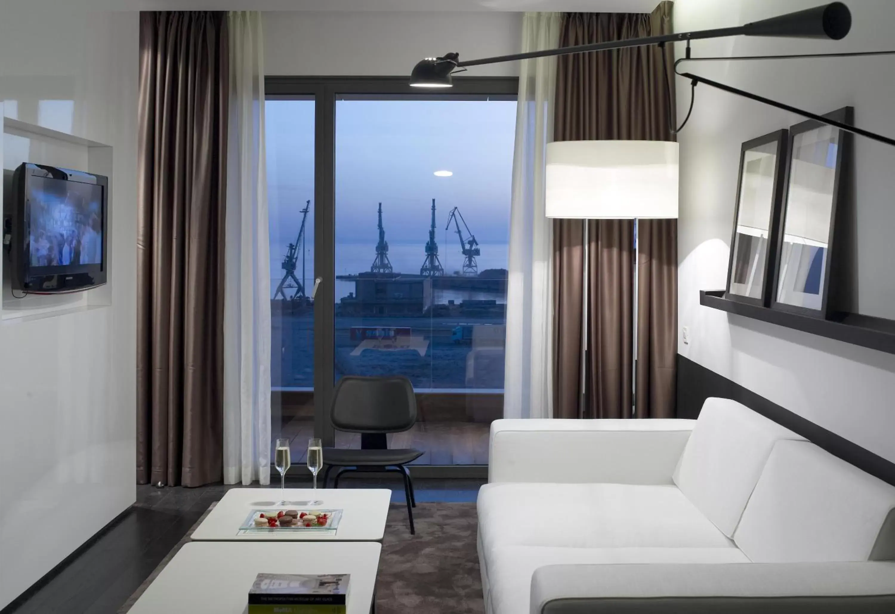 TV and multimedia, Seating Area in The Met Hotel Thessaloniki, a Member of Design Hotels