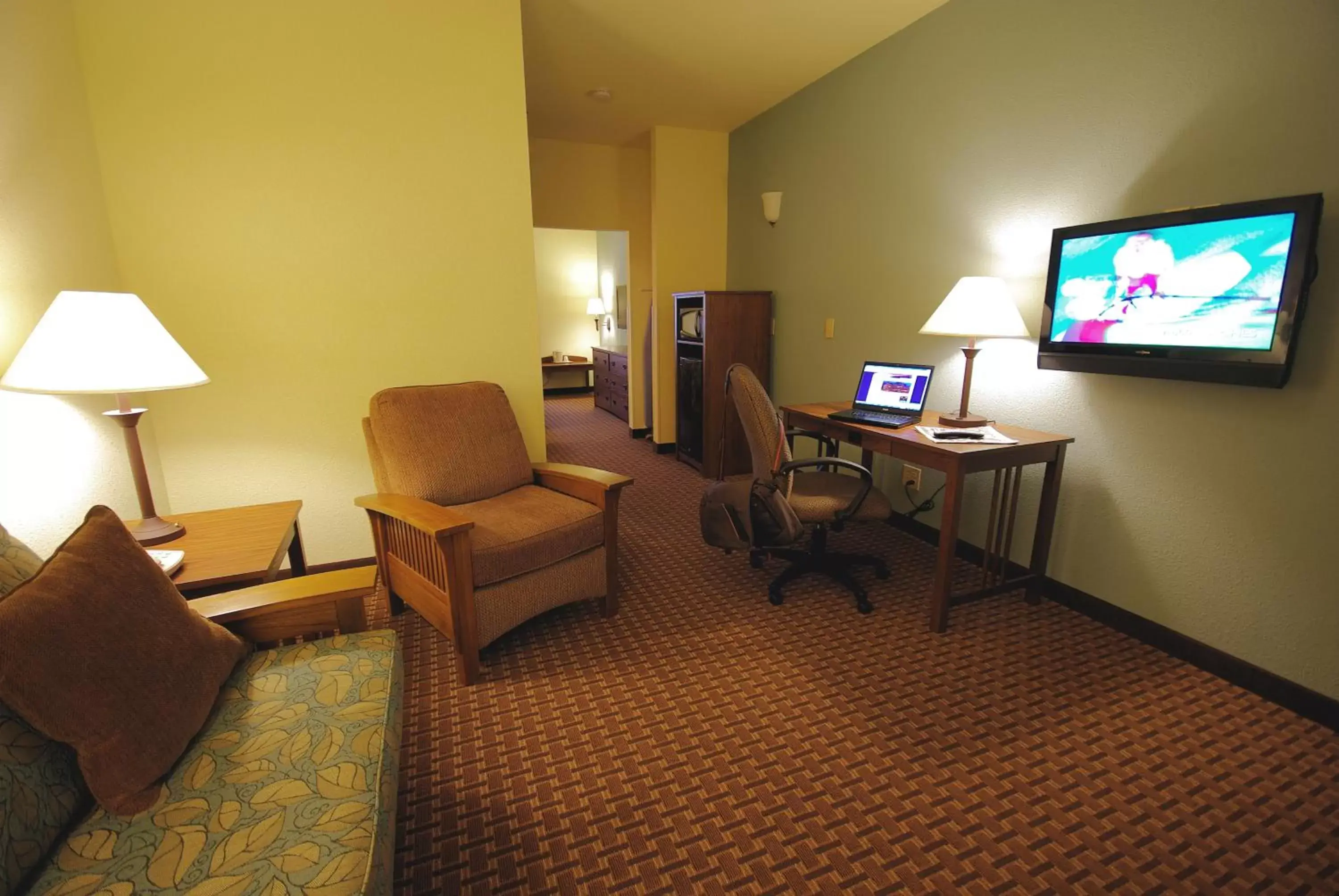 TV and multimedia, TV/Entertainment Center in Mountain Inn & Suites Airport - Hendersonville
