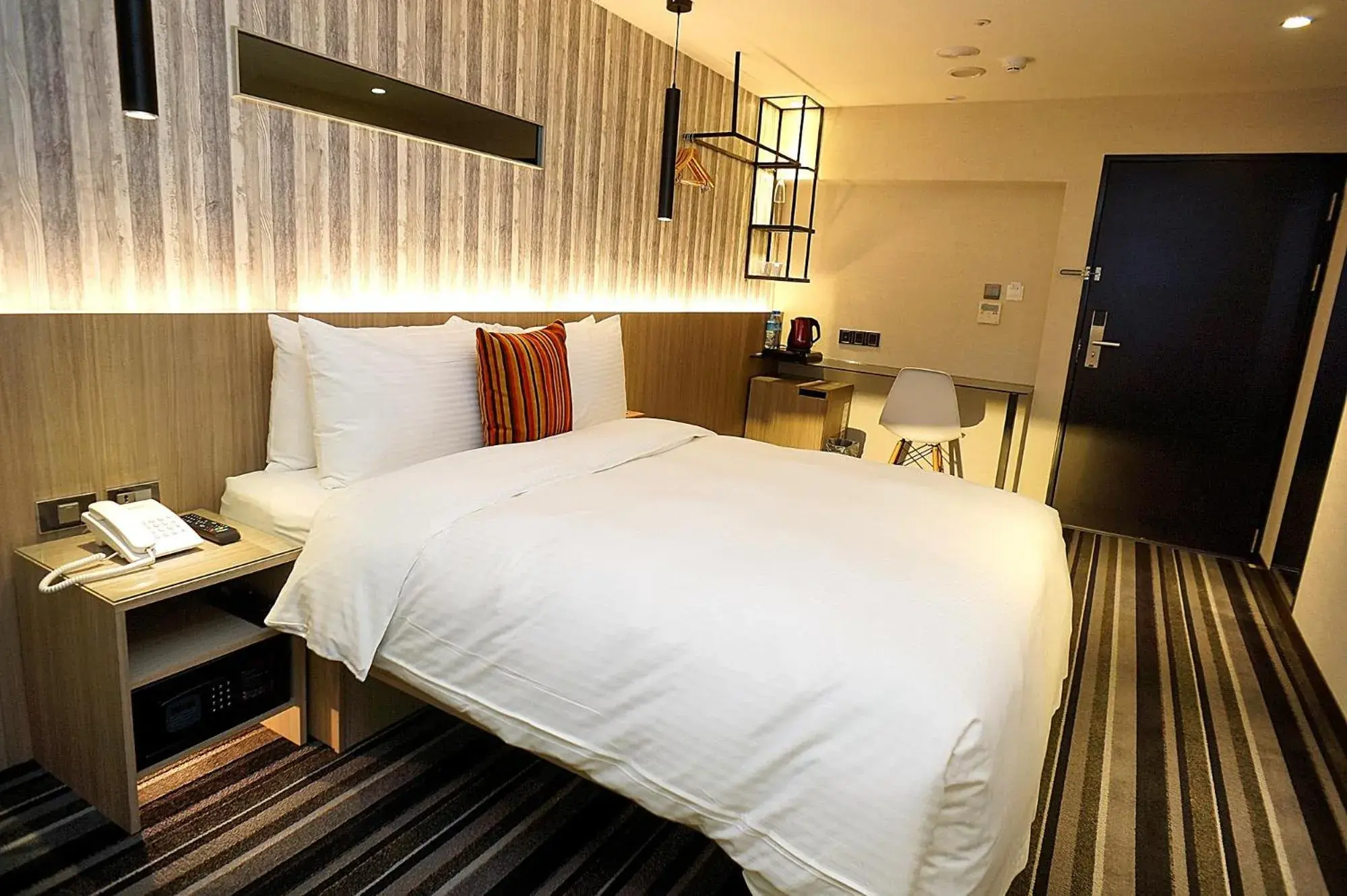 Photo of the whole room, Bed in Via Hotel Zhongxiao