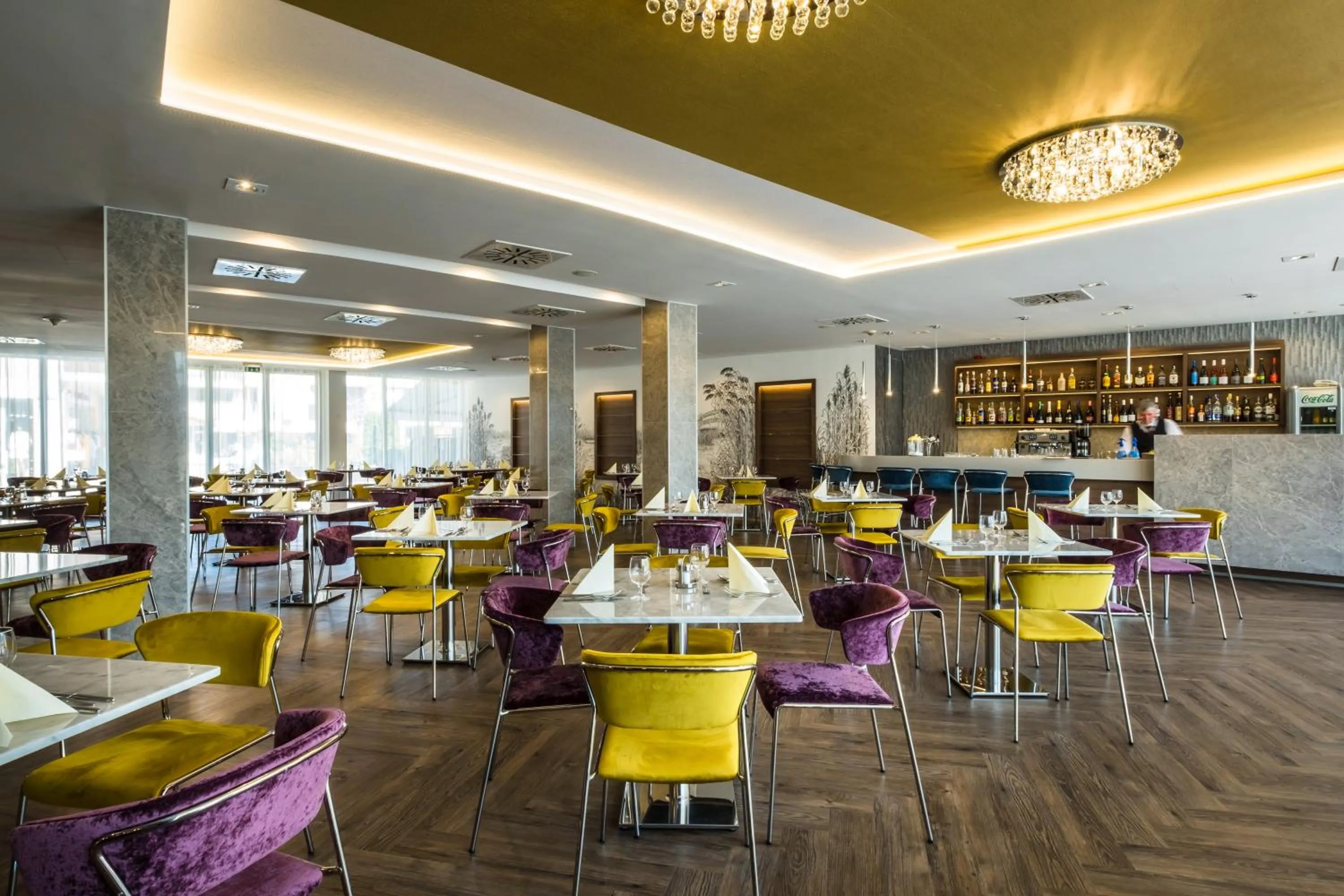 Restaurant/places to eat in Hotel Golden Lake Resort