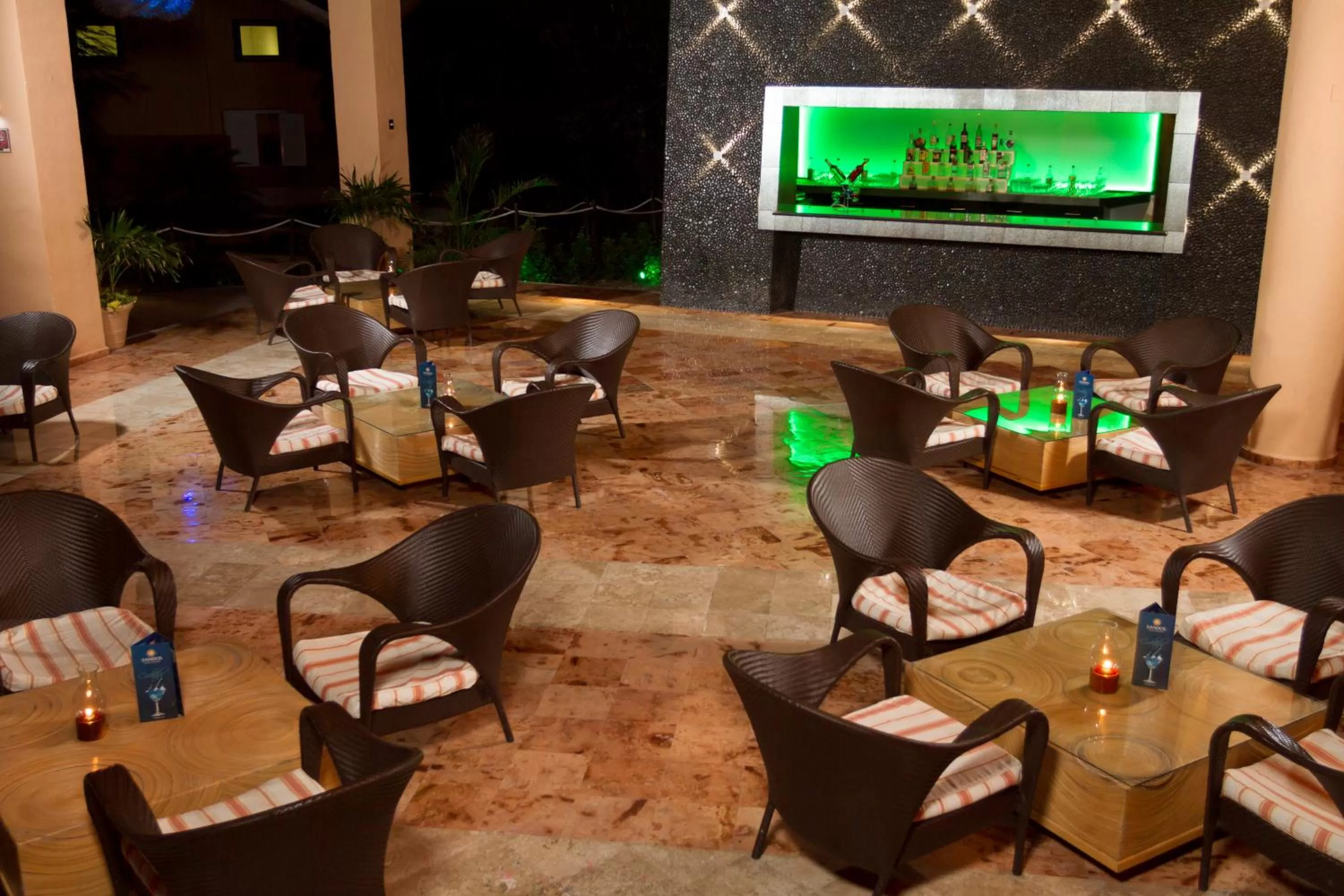 Lounge or bar in Select Club at Sandos Caracol All Inclusive - Adults Only Area