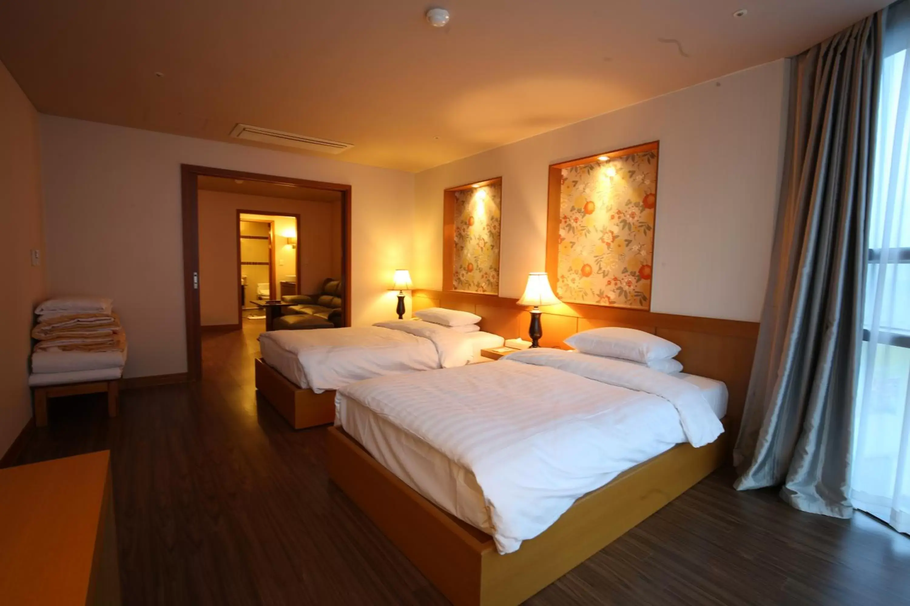 Bedroom, Bed in Sunset Business Hotel