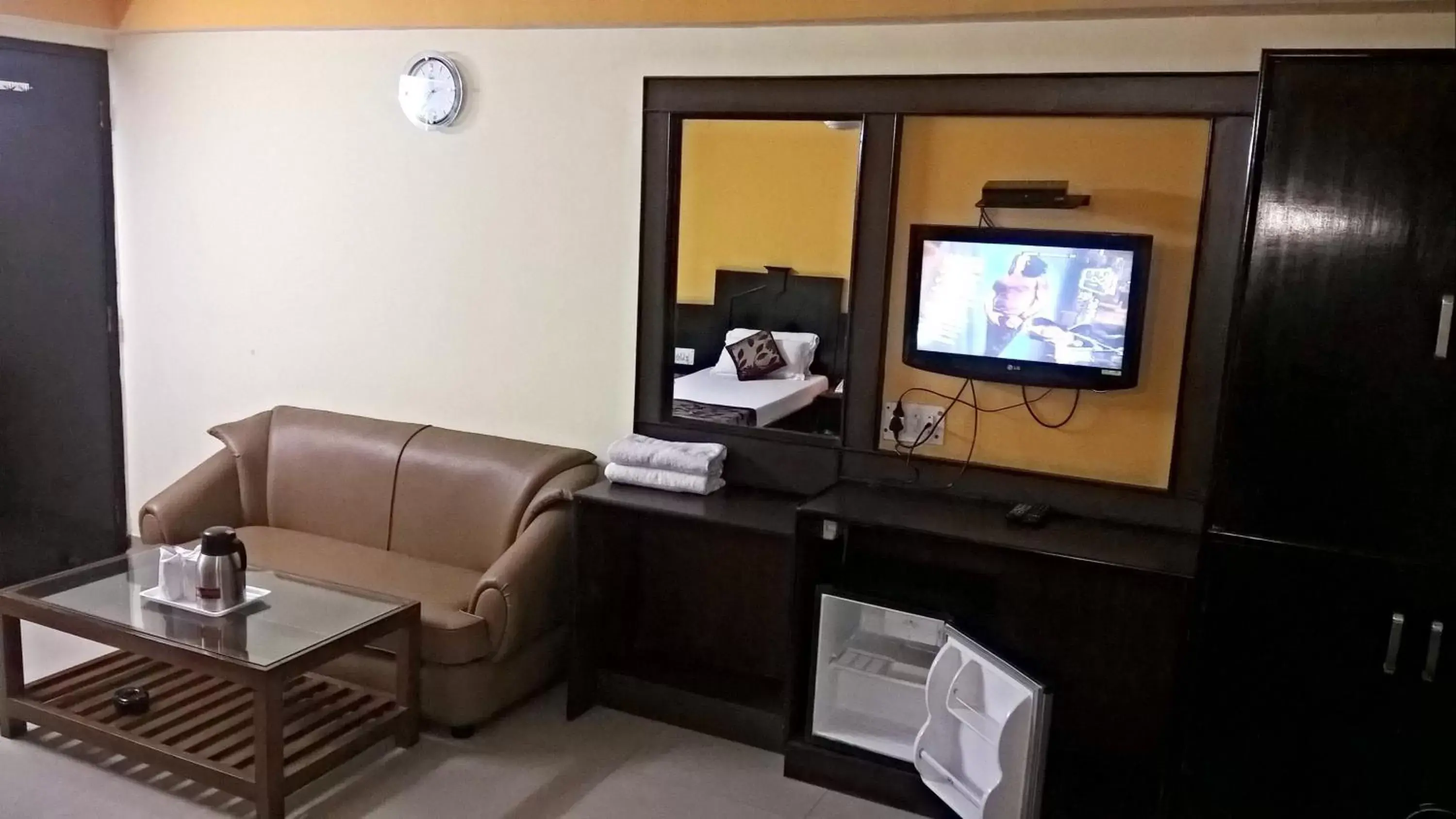 Living room, TV/Entertainment Center in Hotel Su Shree Continental 5 Minutes Walk From New Delhi Railway Station