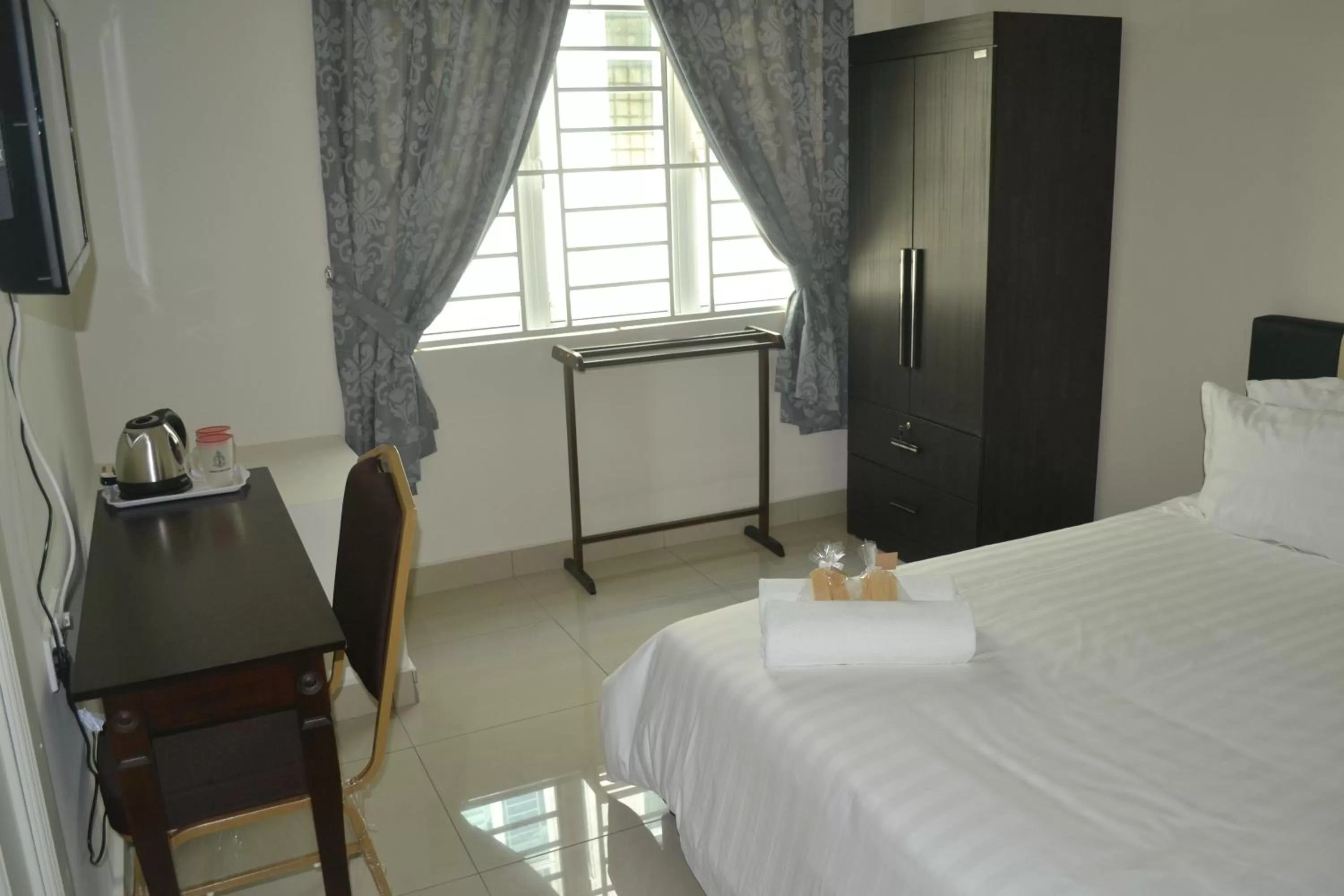 Photo of the whole room, Bed in Hotel Mutiara KGMMB, Melaka