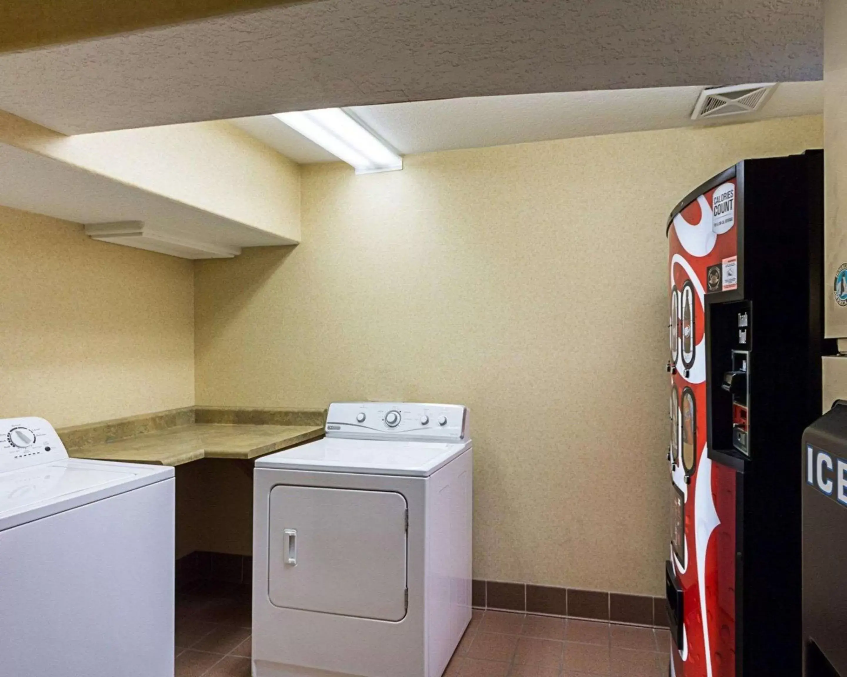 On site, Kitchen/Kitchenette in Comfort Suites Airport Wichita