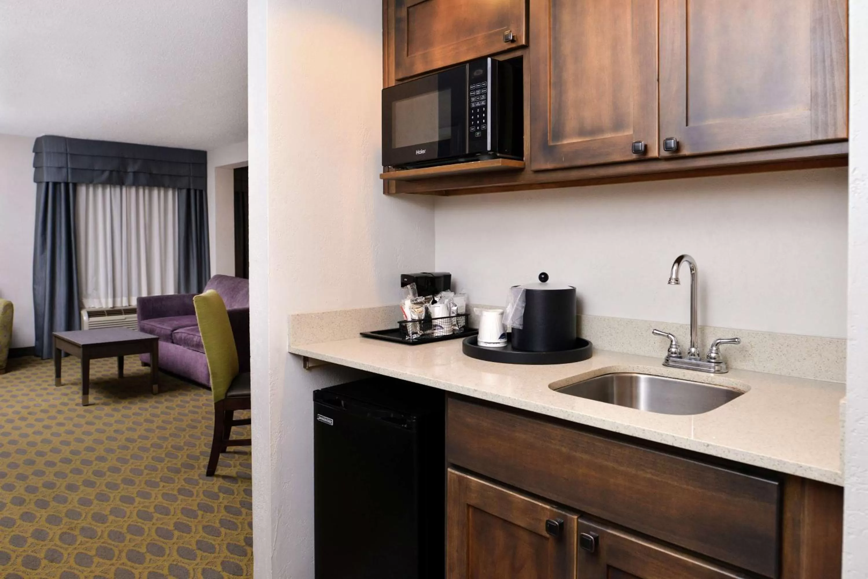 One King Suite with Whirlpool - Non-Smoking in Hampton Inn Northwood