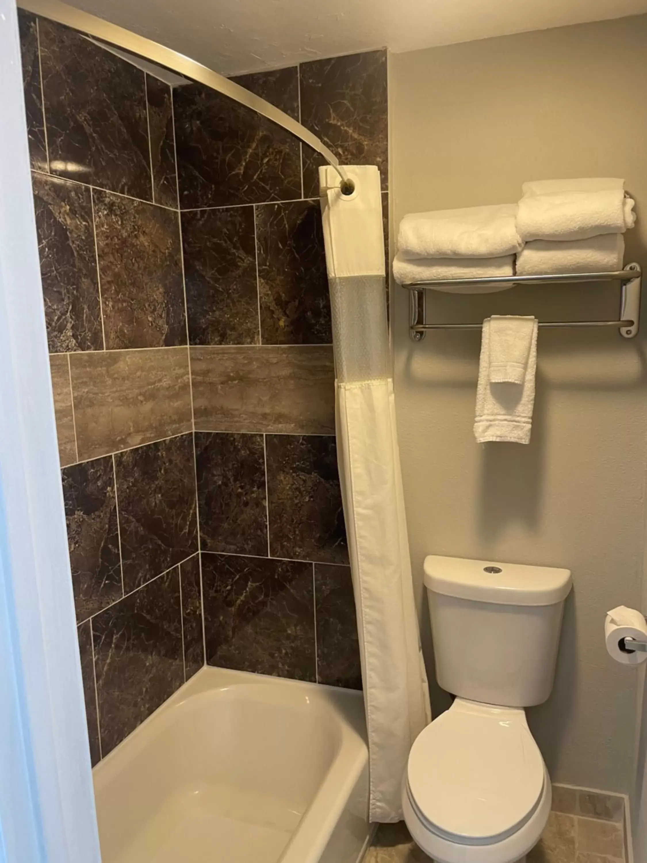 Shower, Bathroom in Sunglow Motel