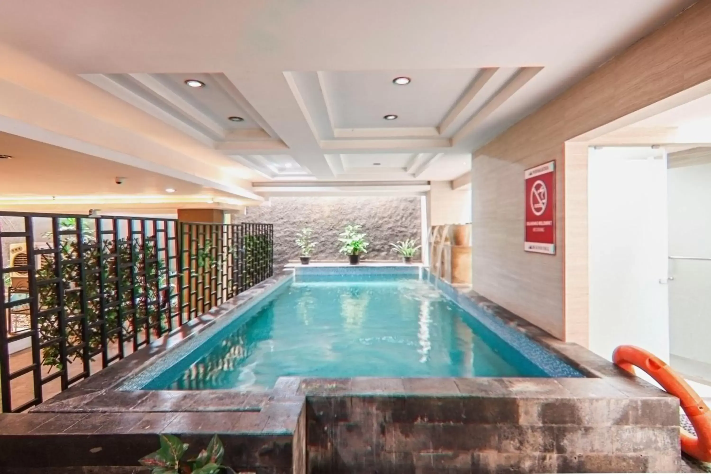 Swimming Pool in de Laxston Hotel Jogja by AZANA