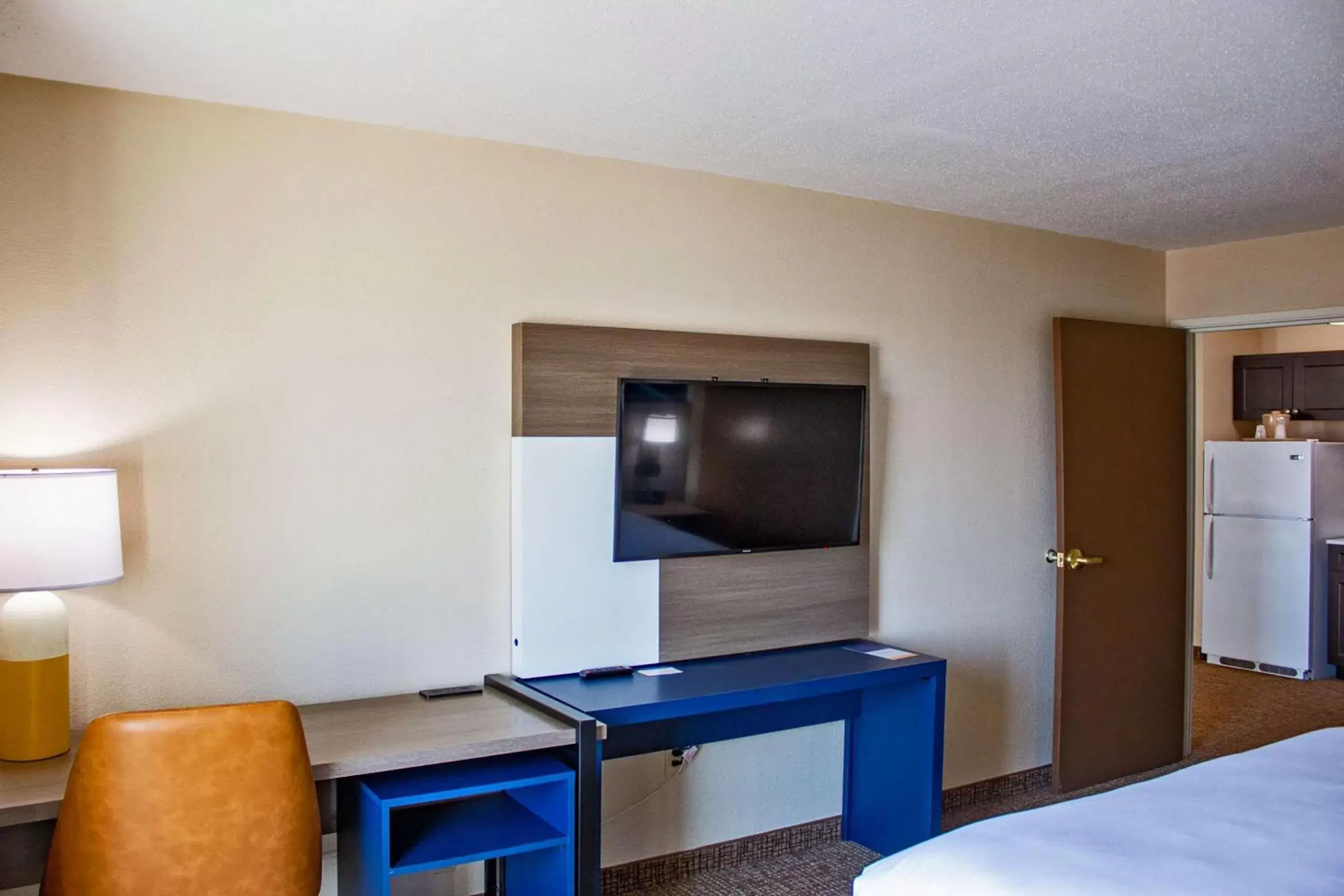 Bedroom, TV/Entertainment Center in Comfort Inn & Suites Geneva- West Chicago