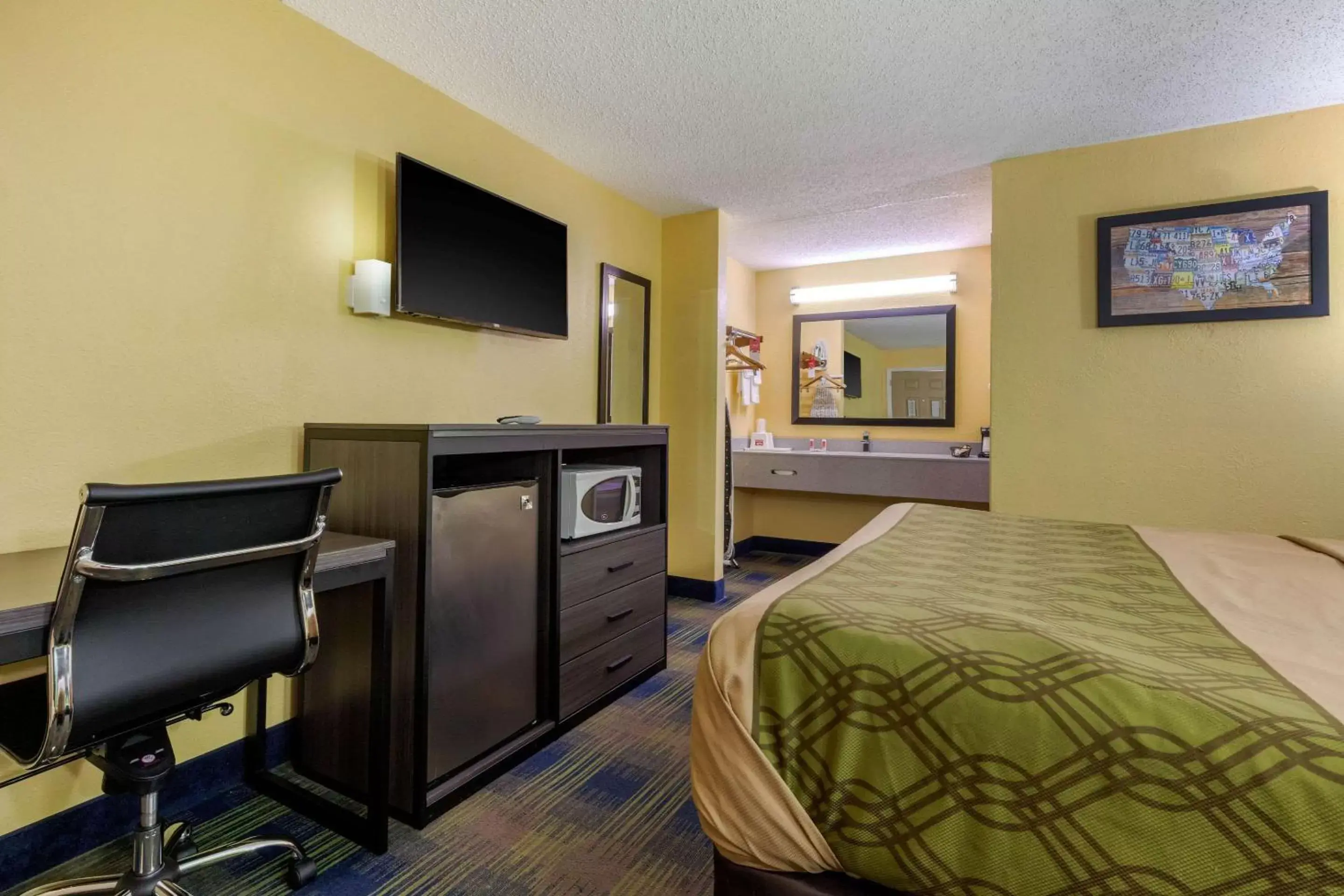 Photo of the whole room, Bed in Econo Lodge Nashville Airport East