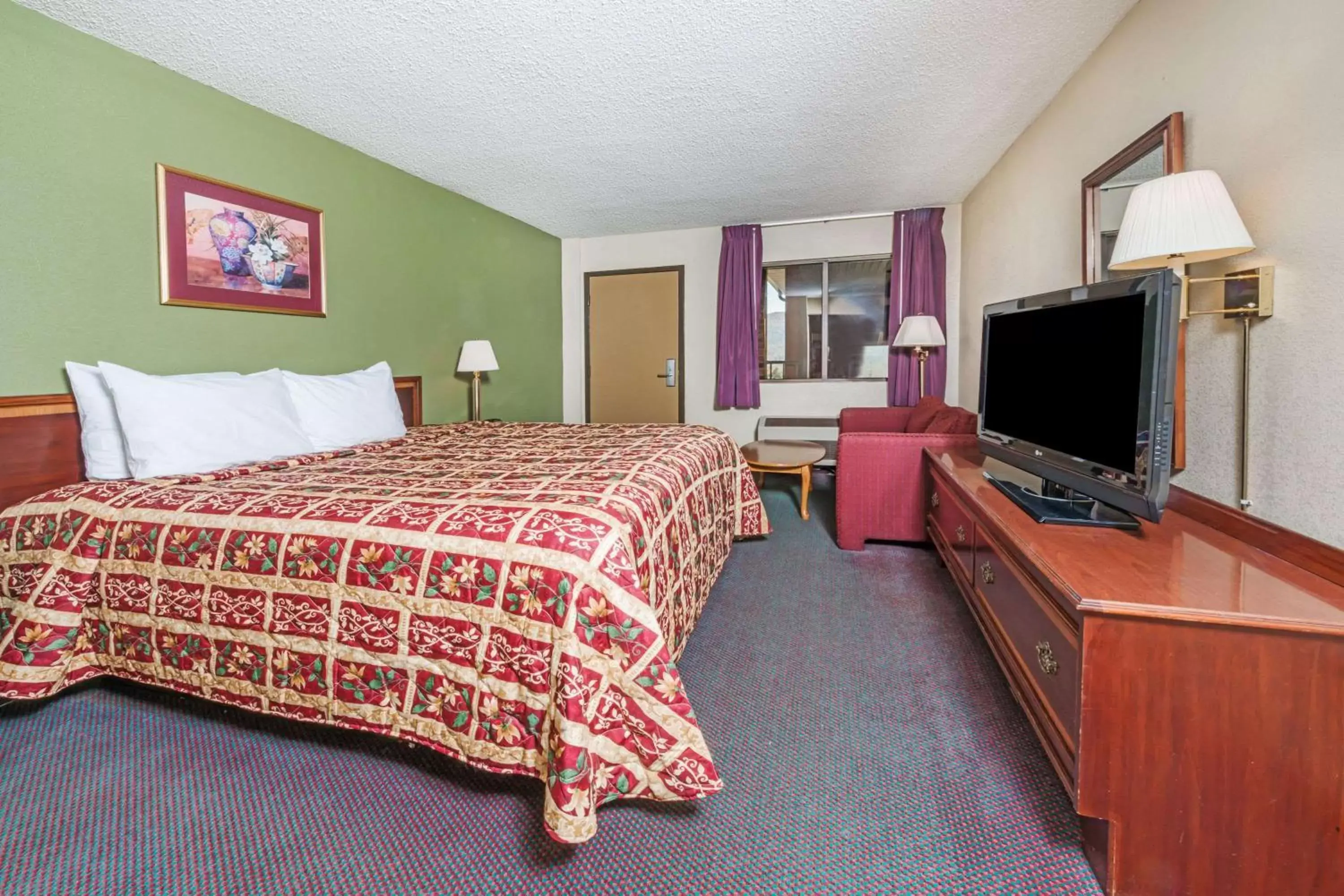 Photo of the whole room, Bed in Days Inn by Wyndham New Market