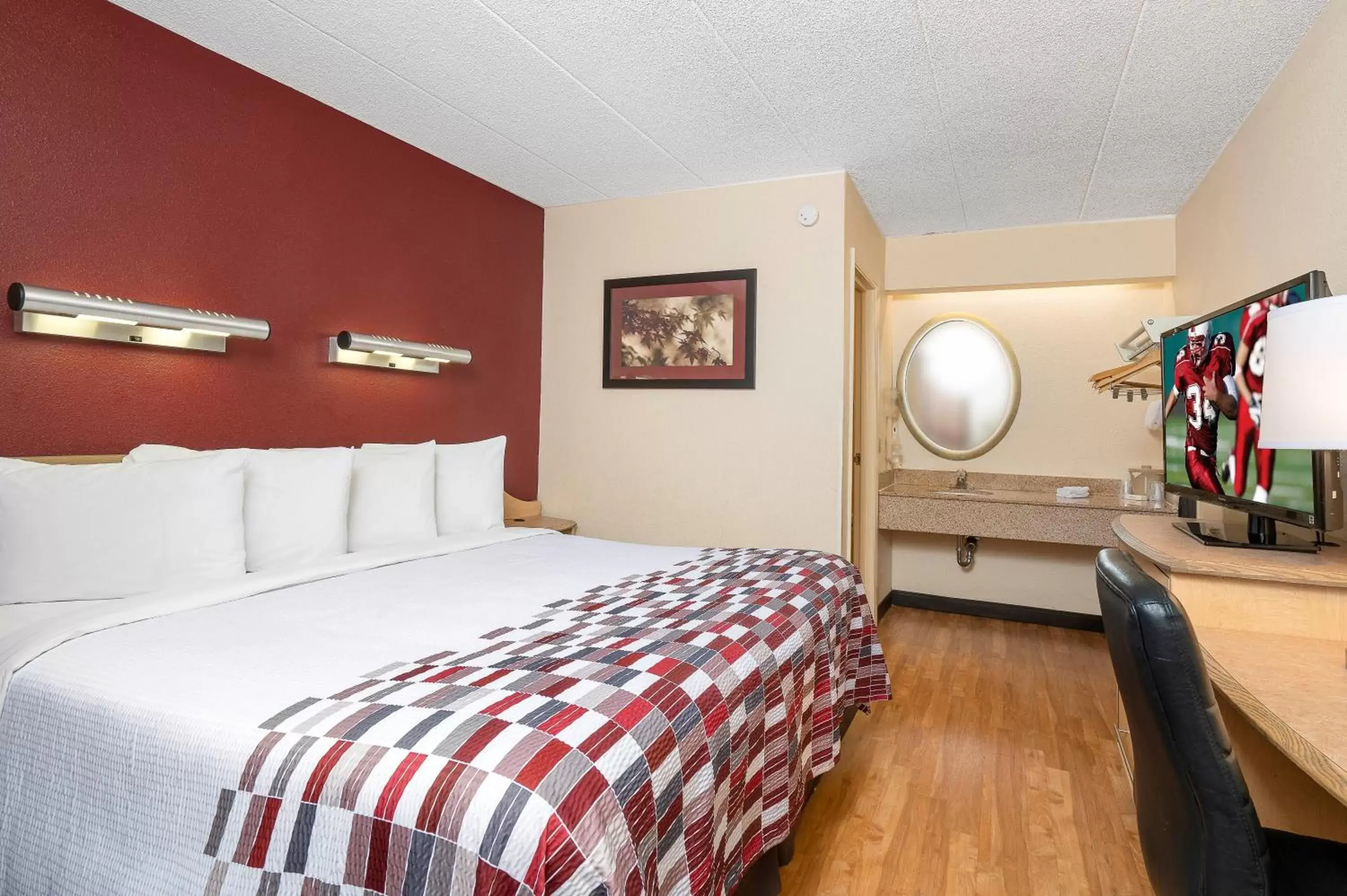 Photo of the whole room, Bed in Red Roof Inn Columbus - Grove City