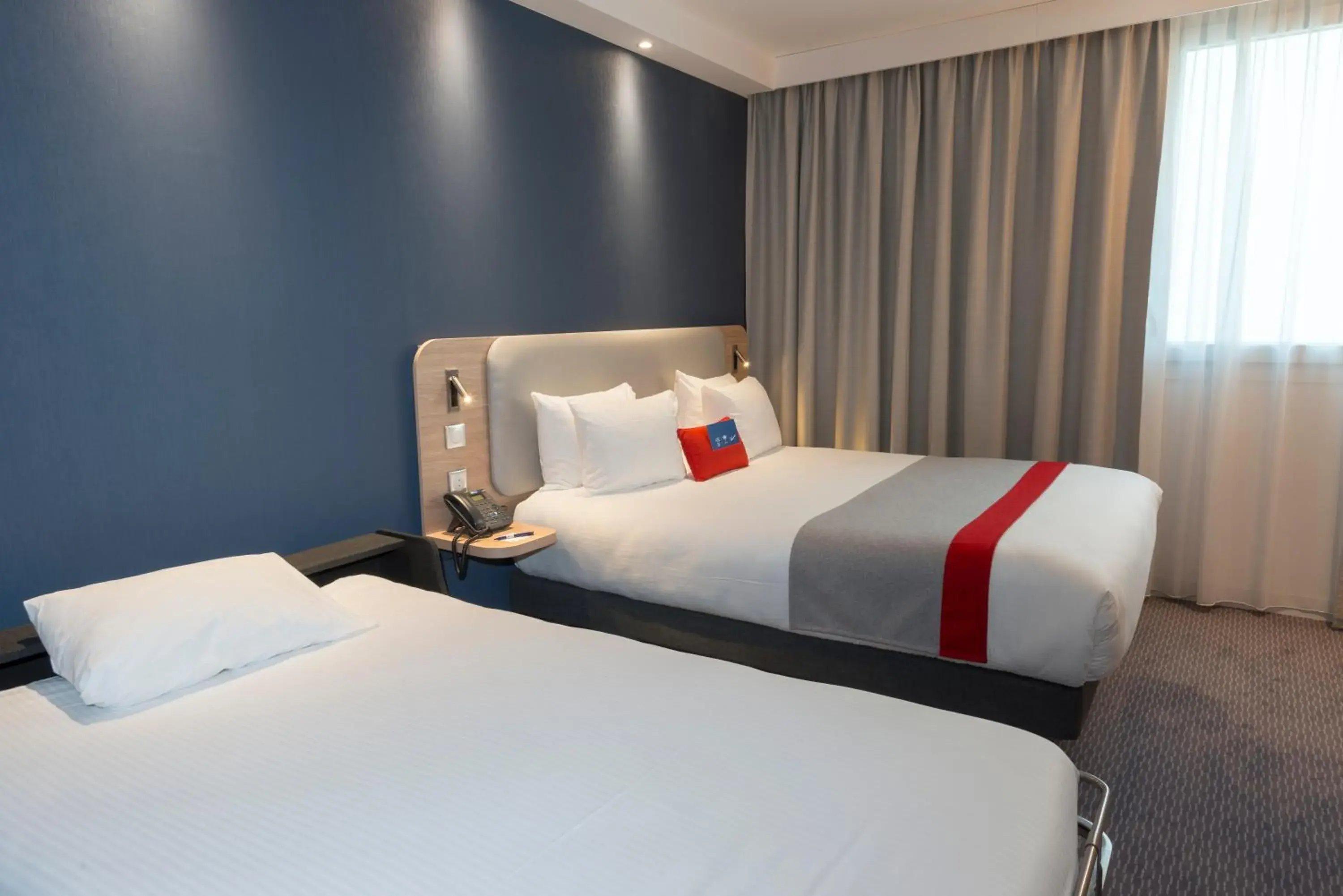 Bedroom, Bed in Holiday Inn Express Paris - Velizy