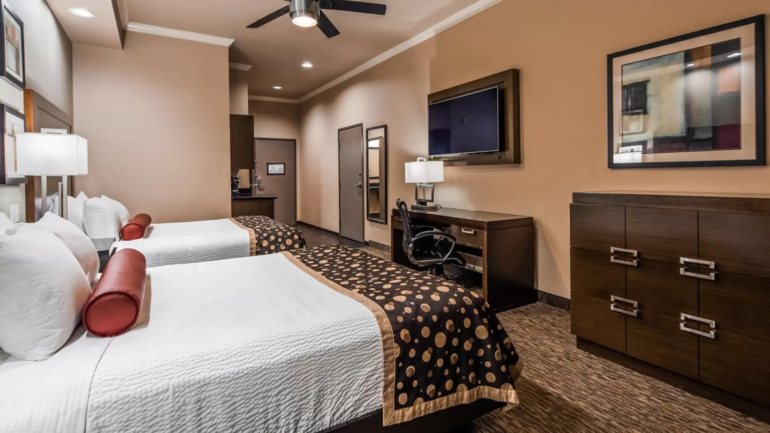 Bed in Best Western Premier Crown Chase Inn & Suites
