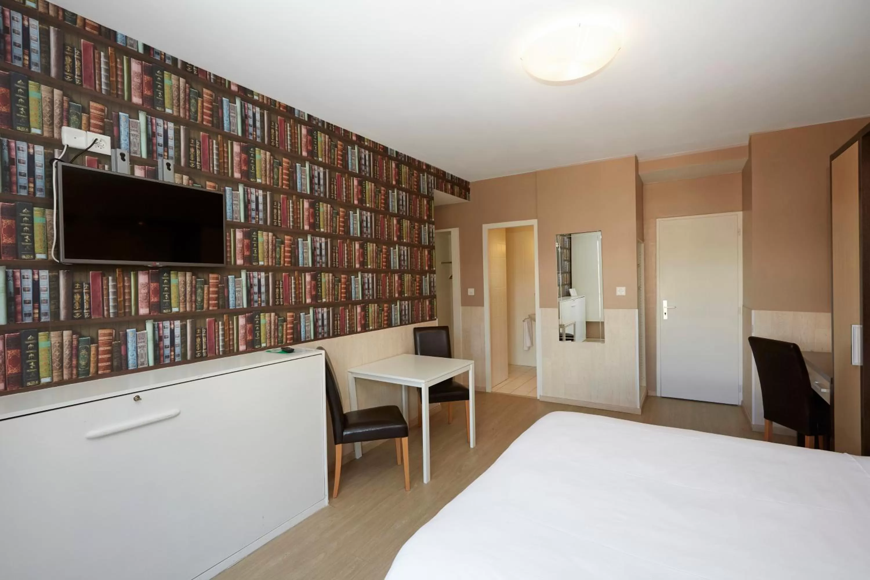 Photo of the whole room, Bed in Hotel Central