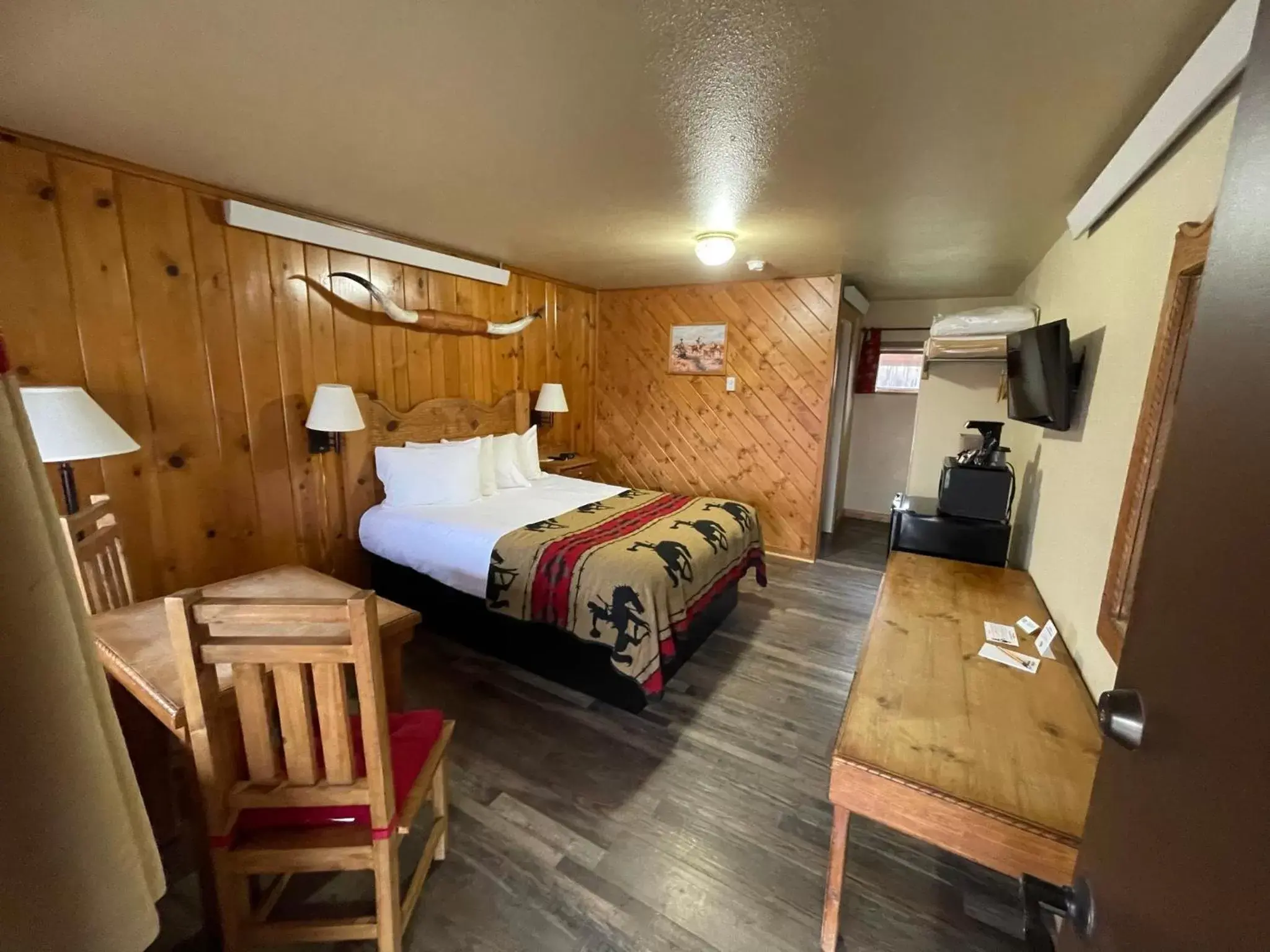 Bed in The Longhorn Ranch Lodge & RV Resort