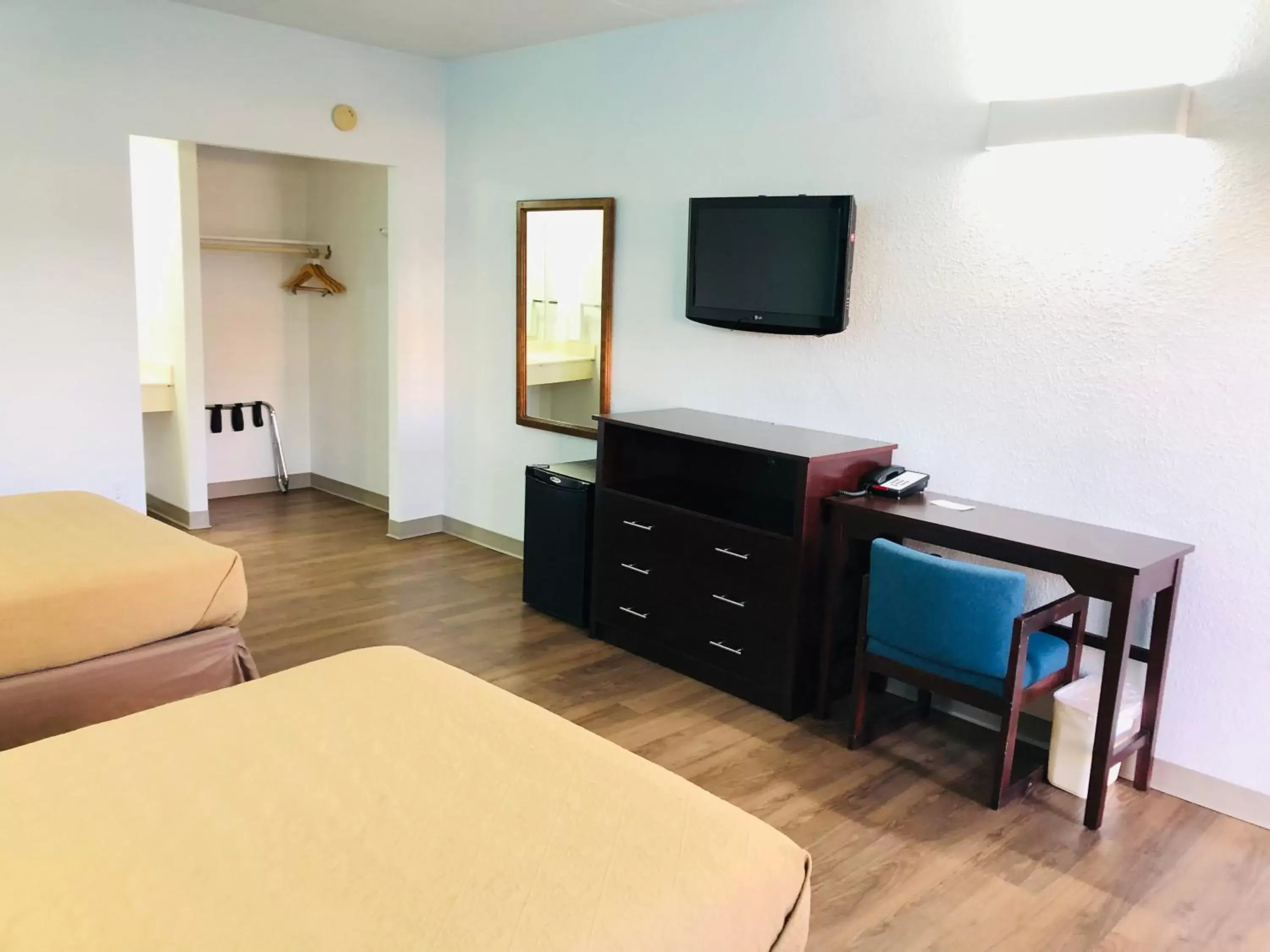 Bed, TV/Entertainment Center in Motel 6-Falls Church, VA - Arlington Boulevard