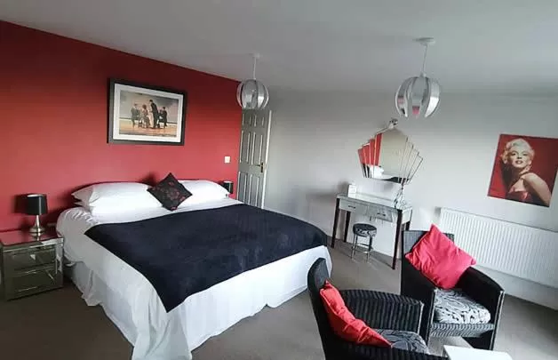 Photo of the whole room, Bed in Patricks Boathouse