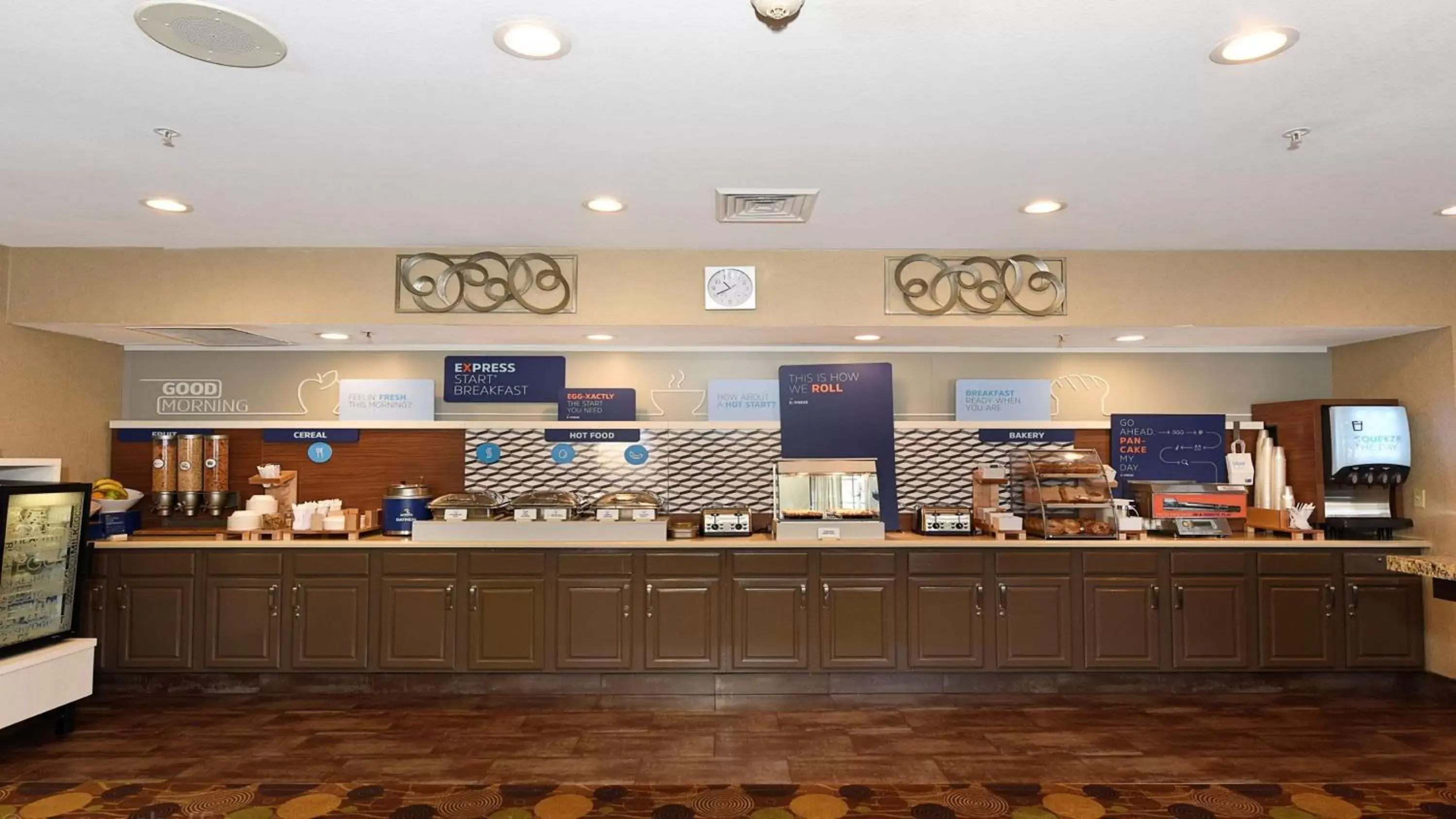 Breakfast, Restaurant/Places to Eat in Holiday Inn Express Hotel & Suites Chicago-Deerfield/Lincolnshire, an IHG Hotel