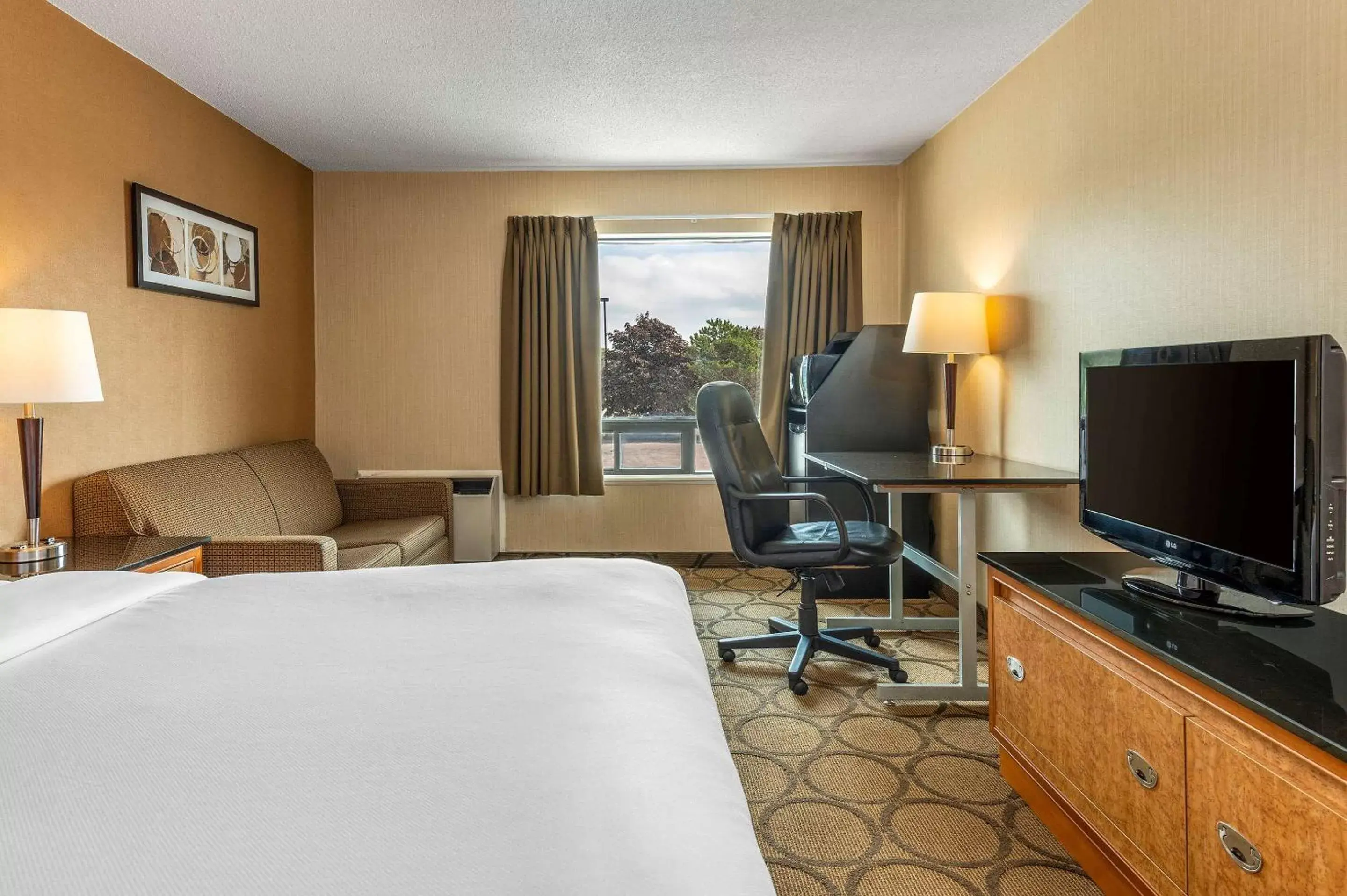 Photo of the whole room, TV/Entertainment Center in Comfort Inn East Sudbury