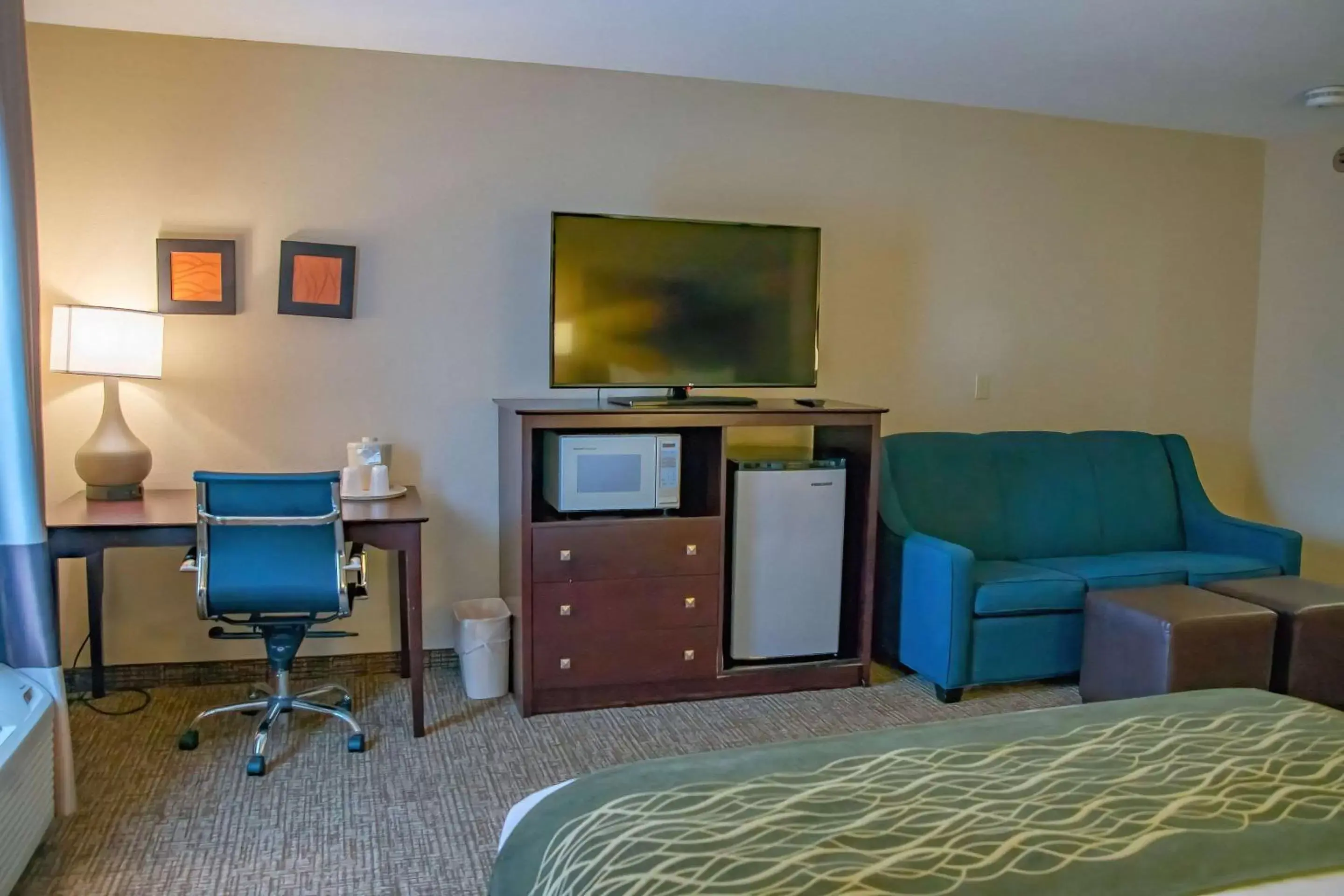 Bedroom, TV/Entertainment Center in Comfort Inn Huntington Near University