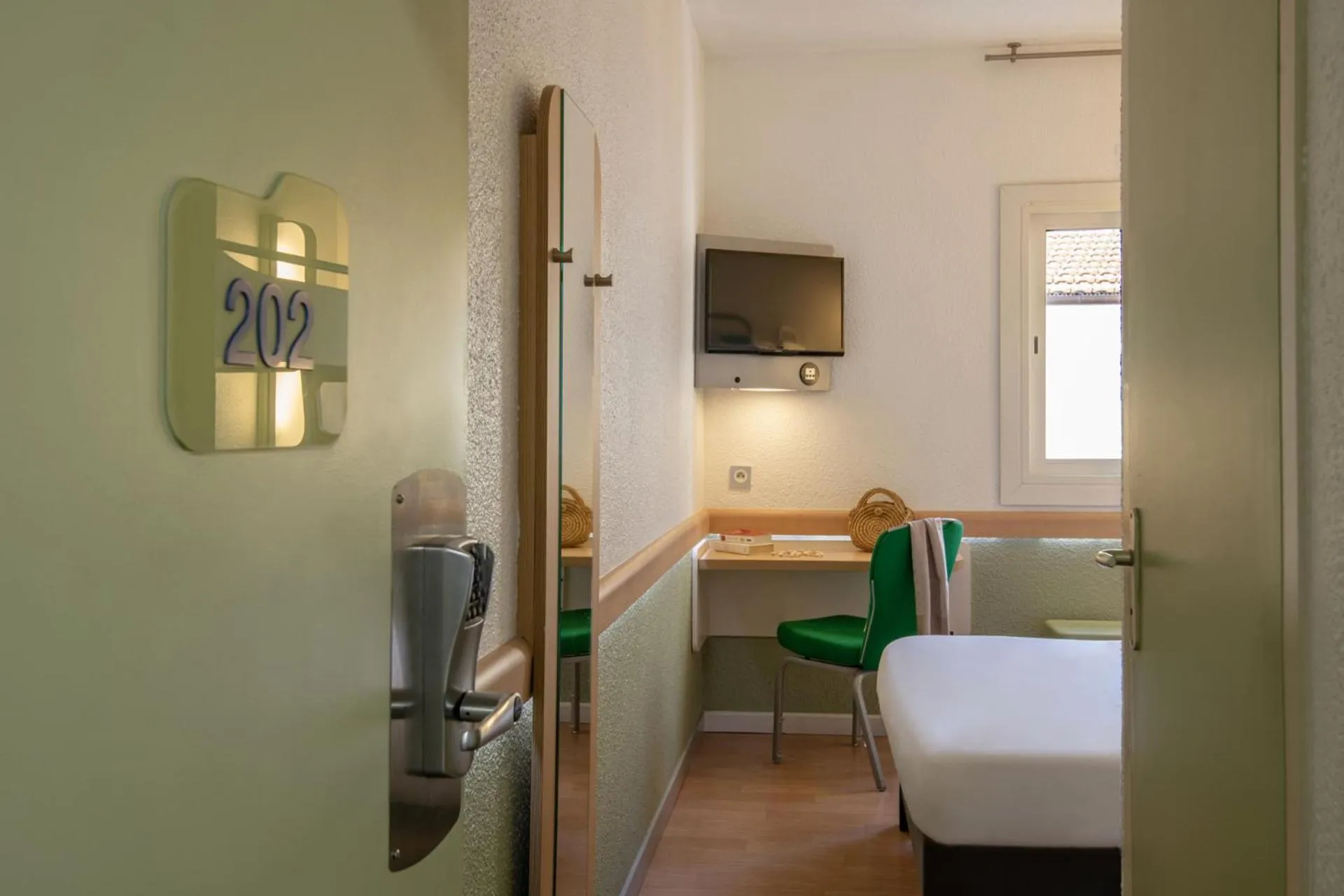 Bedroom, Bed in ibis budget Menton Bord de Mer