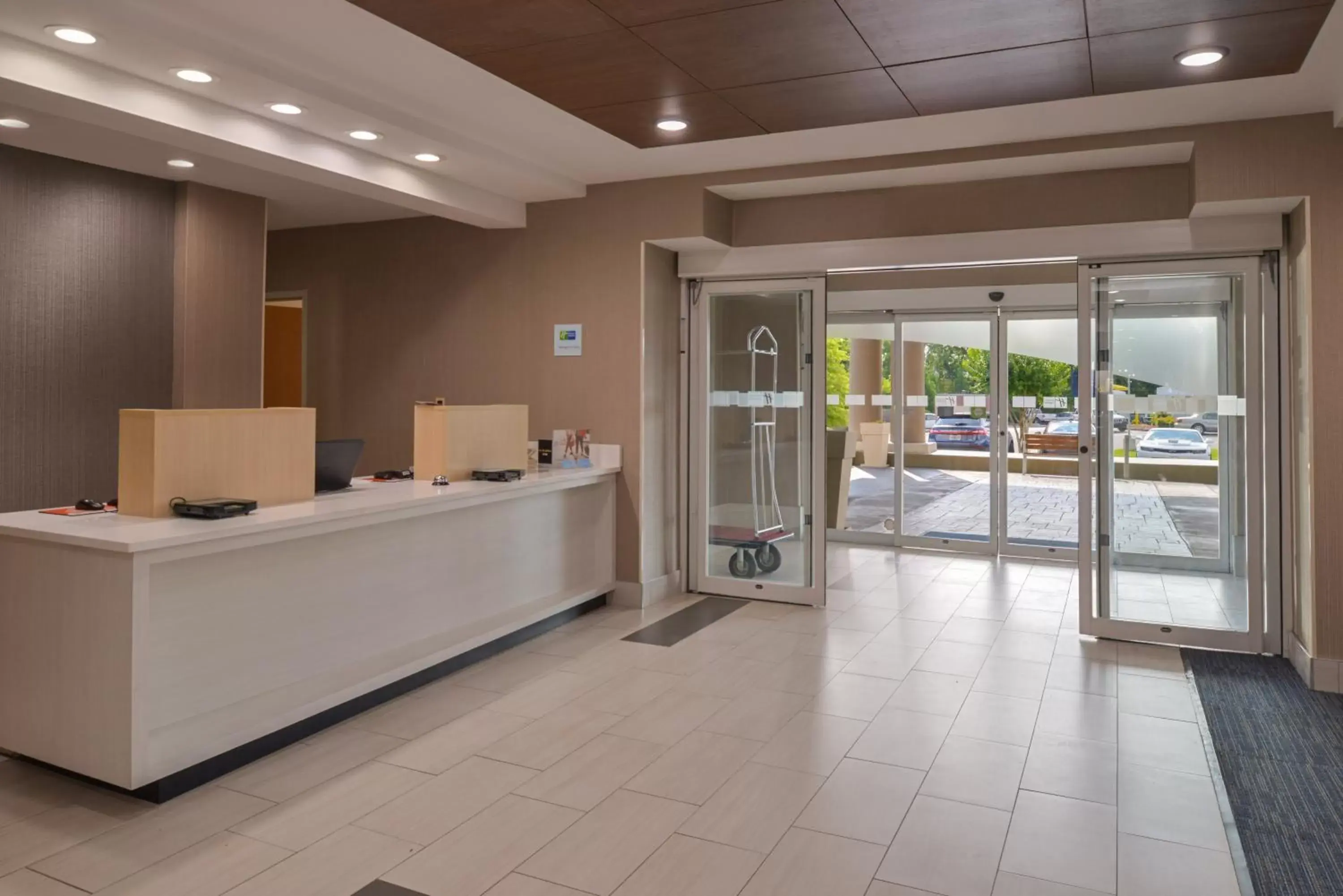 Property building, Lobby/Reception in Holiday Inn Express Hotel & Suites Chattanooga -East Ridge, an IHG Hotel