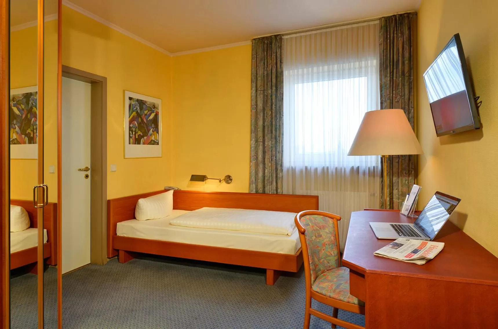 Bed in Rheinhotel Vier Jahreszeiten Bad Breisig