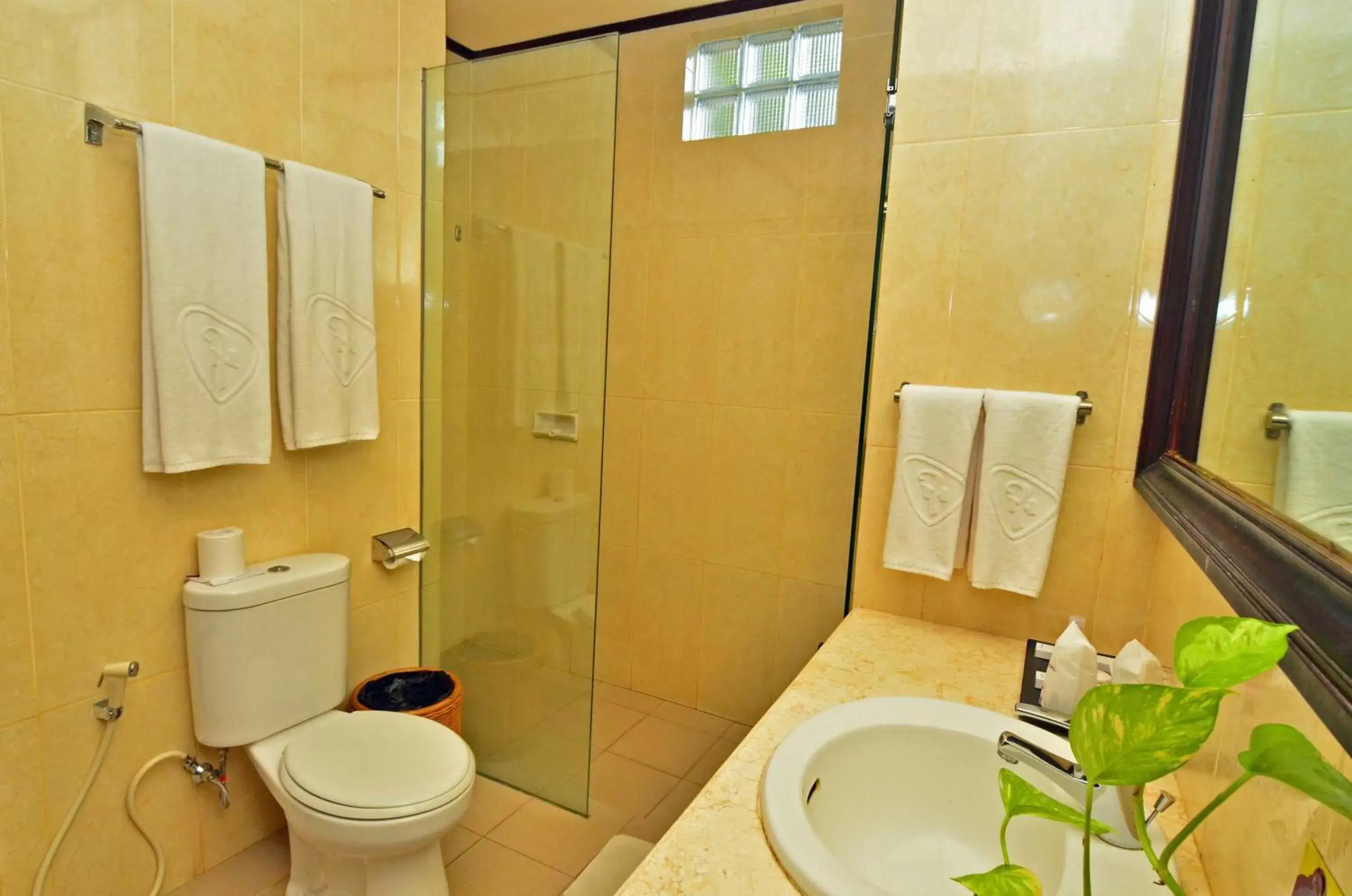 Shower, Bathroom in Inna Sindhu Beach Hotel & Resort