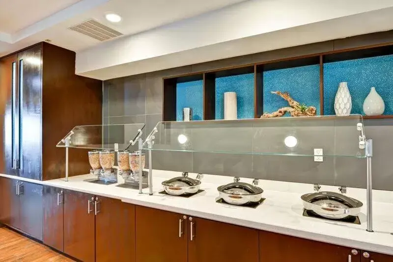 Breakfast, Kitchen/Kitchenette in SpringHill Suites by Marriott Orlando Lake Buena Vista South